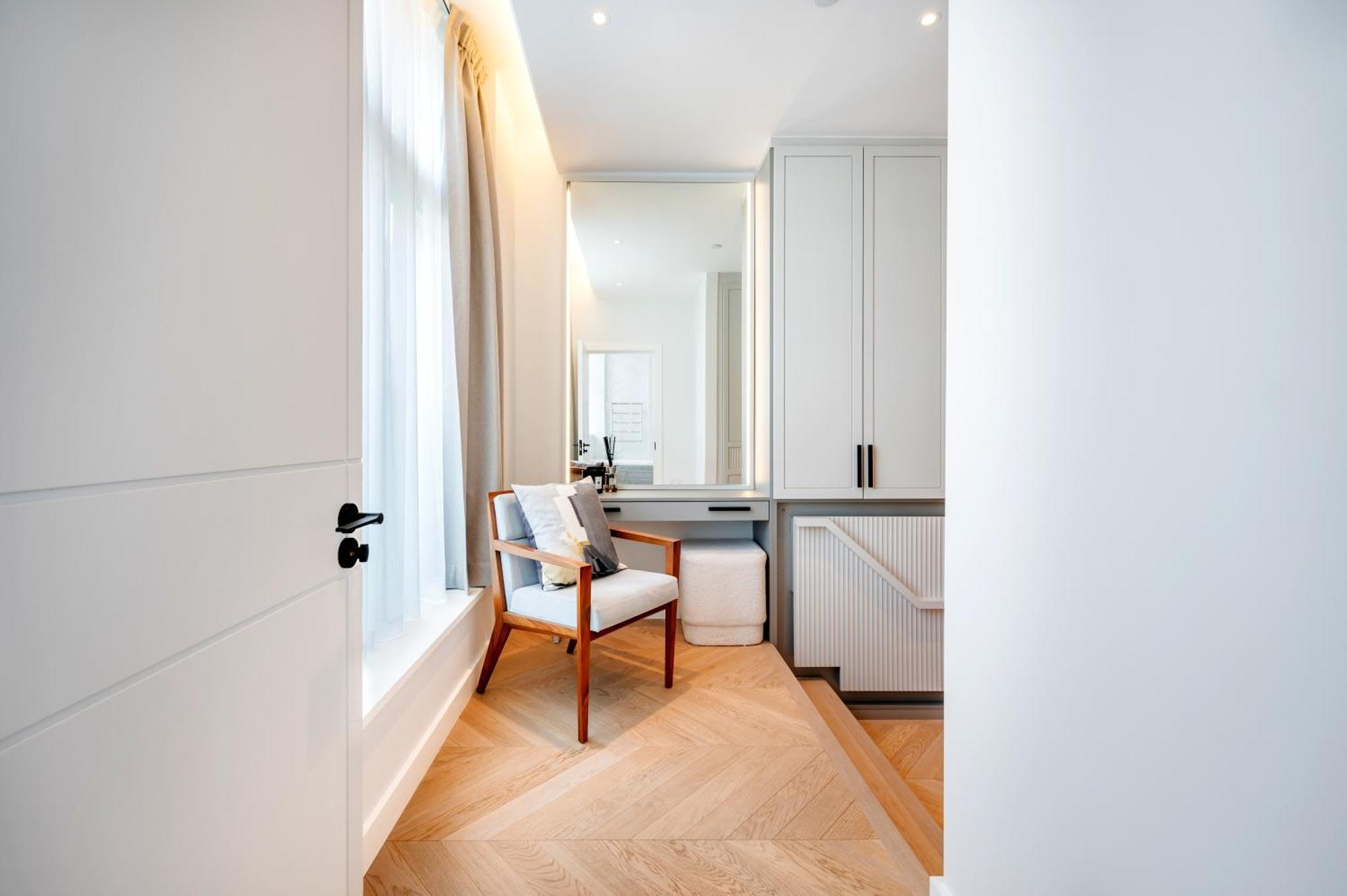 Premium In The West End Apartment