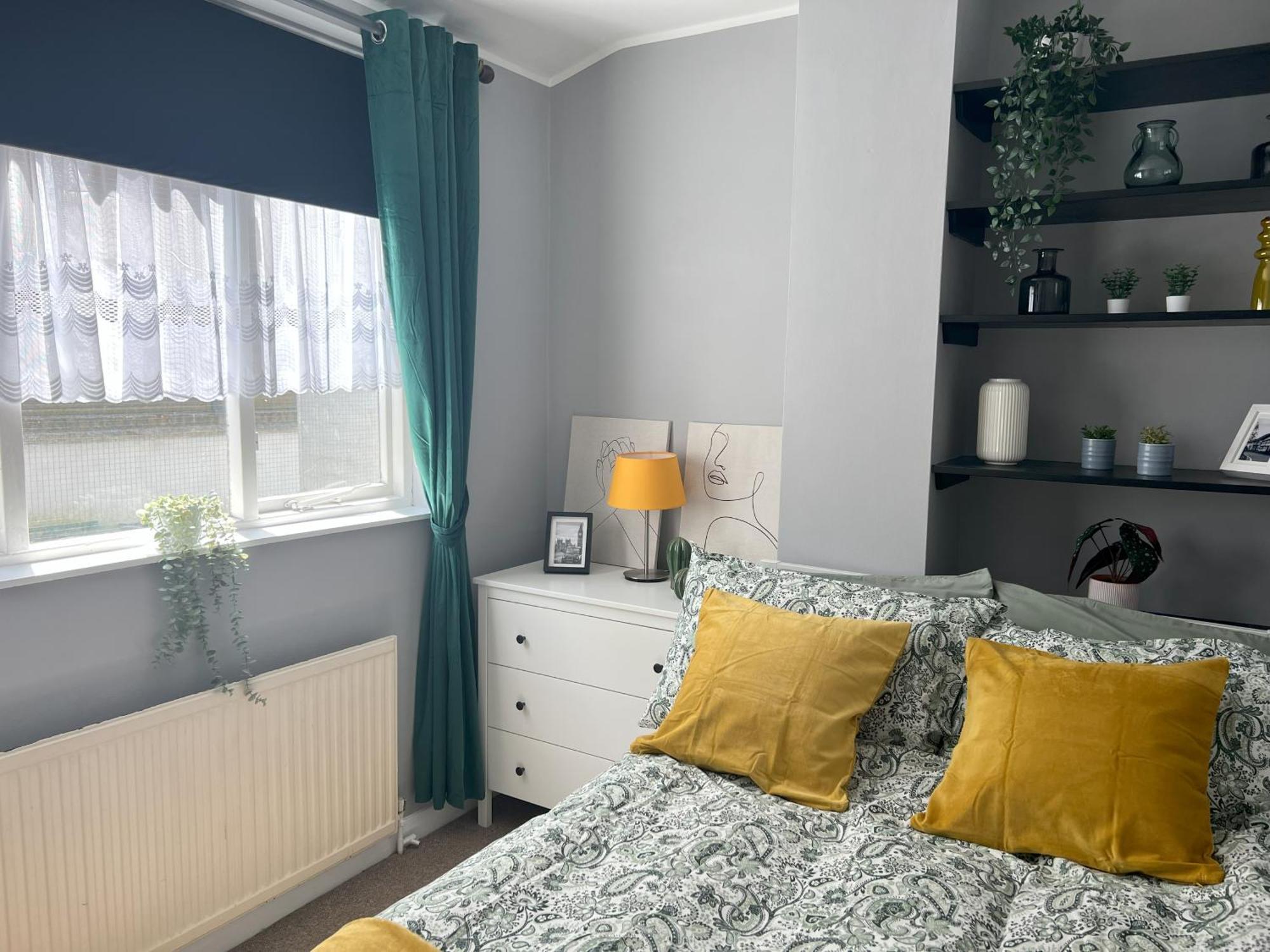 Two Bedroom Flat In Apartment *