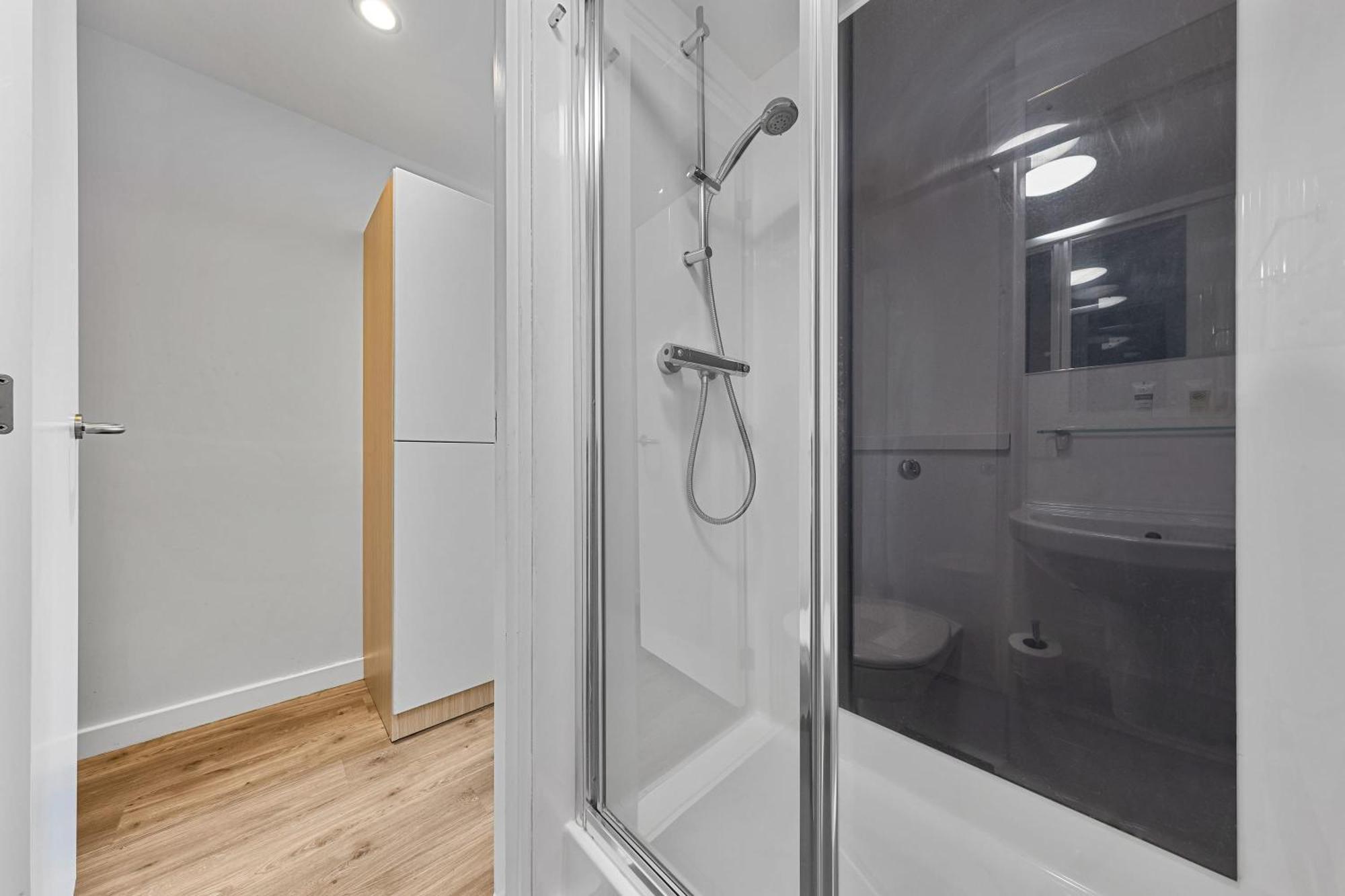 Spacious Double Bed In Lewisham Well Connected London