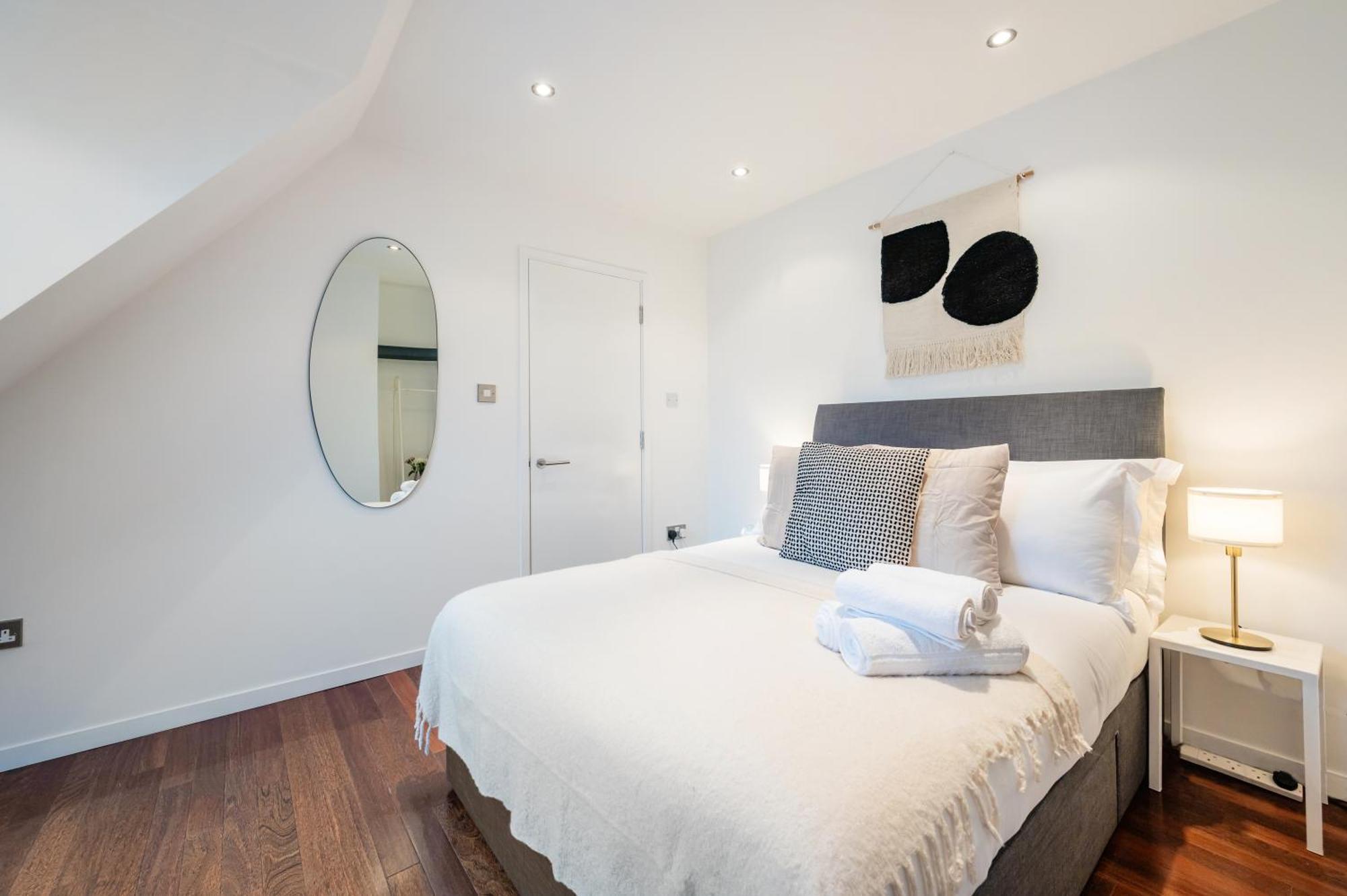 Huge & 3 Bedr, 4 Beds, Covent Gdn
