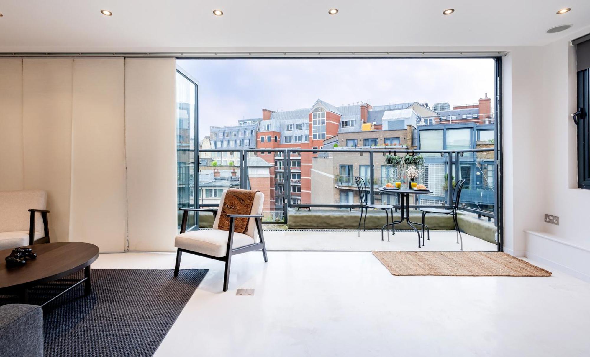 Huge & 3 Bedr, 4 Beds, Covent Gdn Apartment