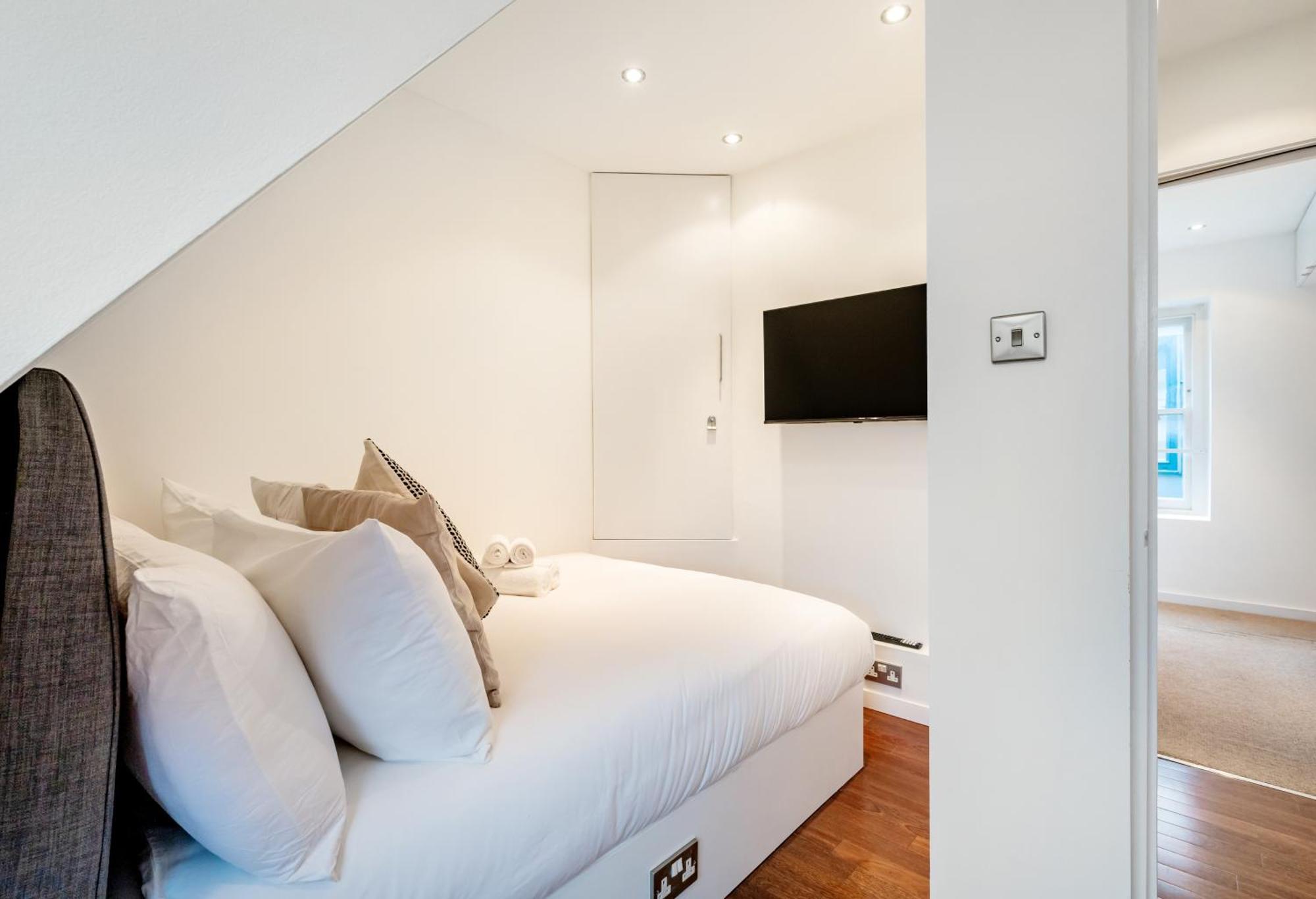 Huge & 3 Bedr, 4 Beds, Covent Gdn Apartment *