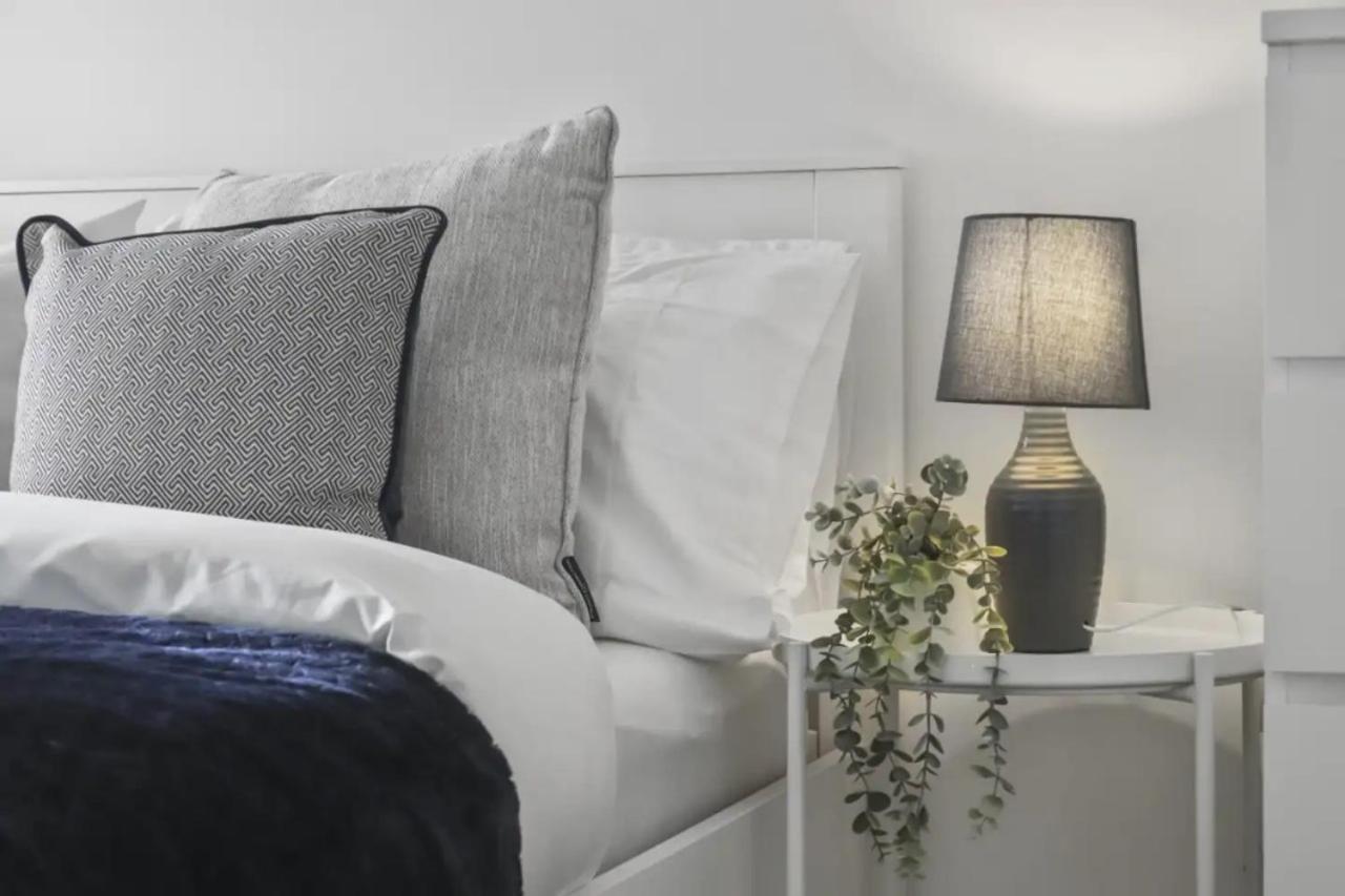 Centrally Located - Modern - 2bed - 2bath London