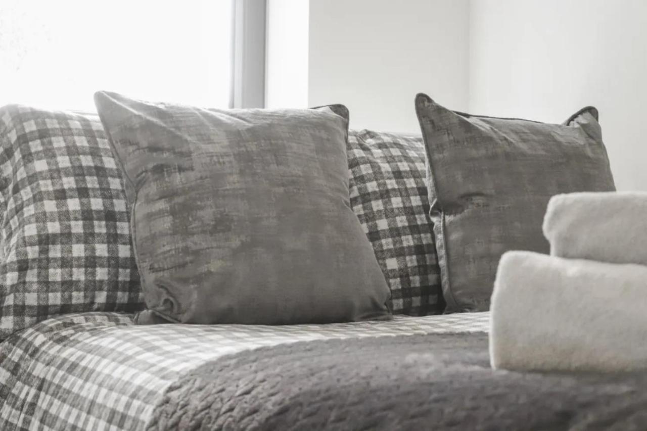 Centrally Located - Modern - 2bed - 2bath Apartment London