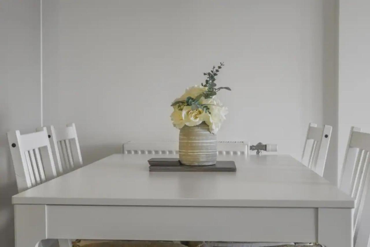 Centrally Located - Modern - 2bed - 2bath Apartment *