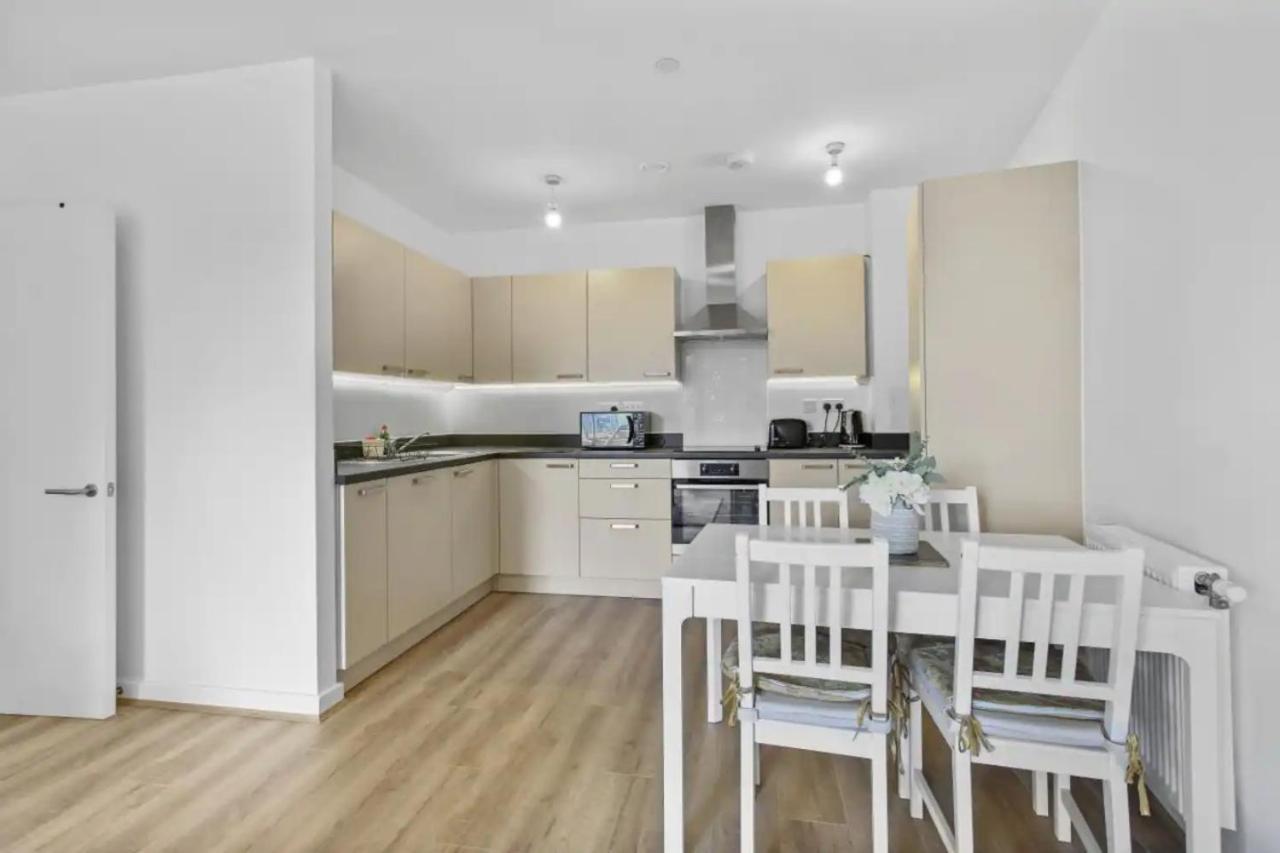 Centrally Located - Modern - 2bed - 2bath London