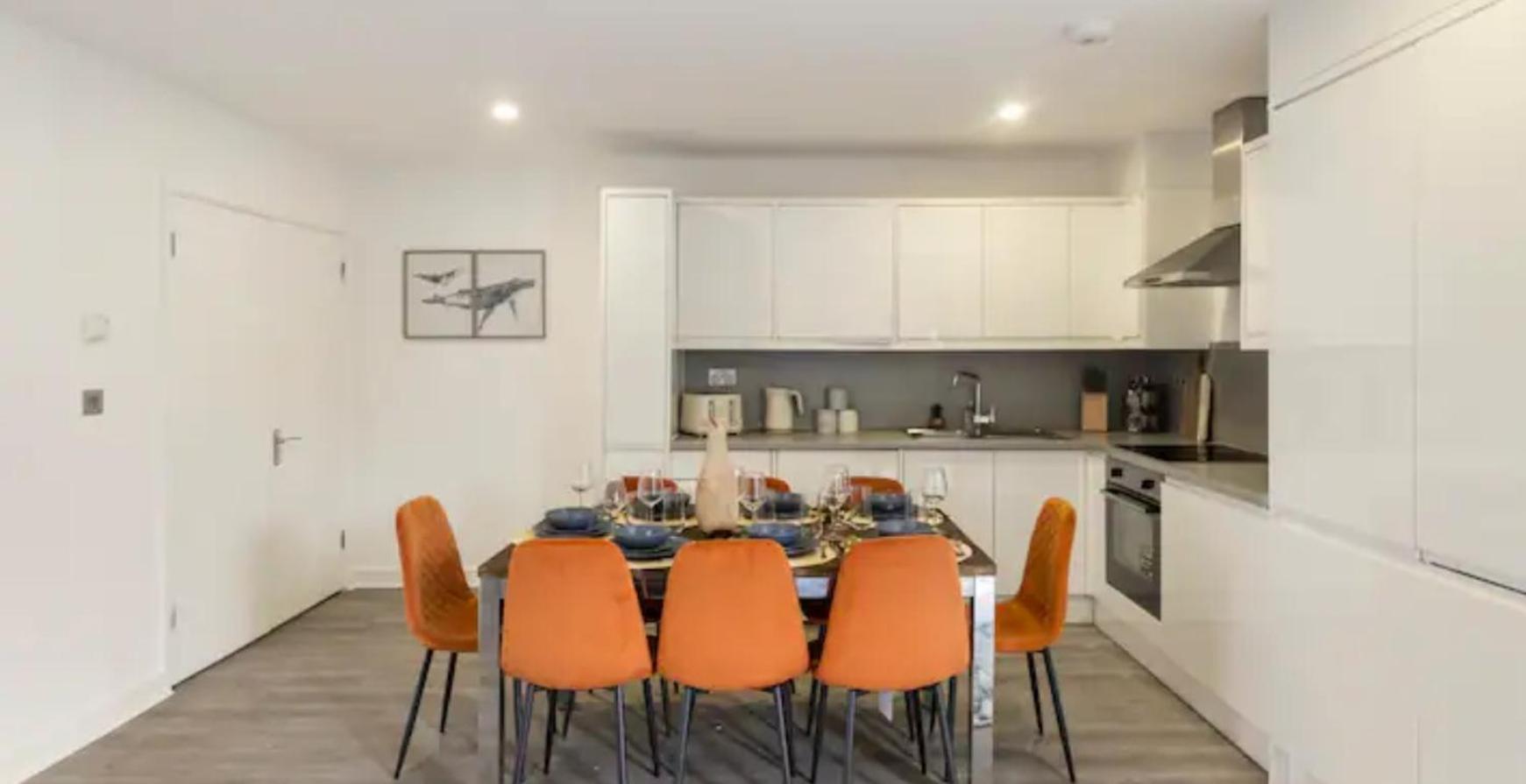 3 Bedrooms 2baths 3 Toilets Excel City Airport O2 Sleeps Up To 7, Apartment London