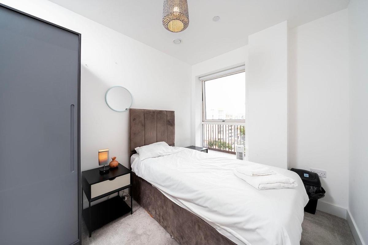 Single Bed In Shared Greater Gem Near O2 Arena & Thames With Free Parking * London
