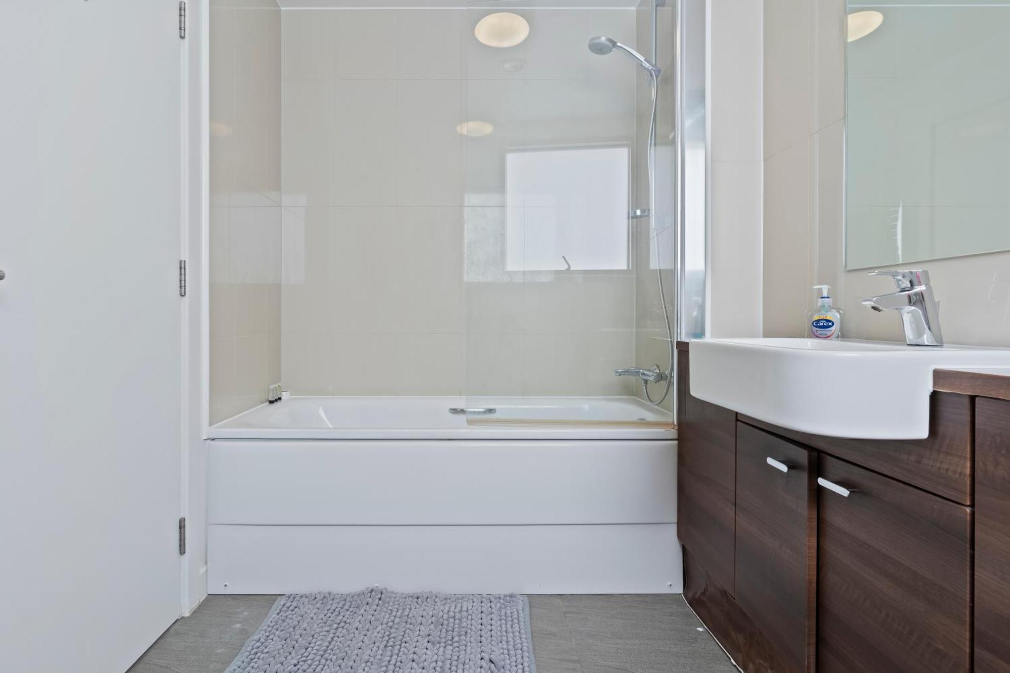 Spectacular 3Br 2Bath Rooftop Sky-Views With Parking Apartment
