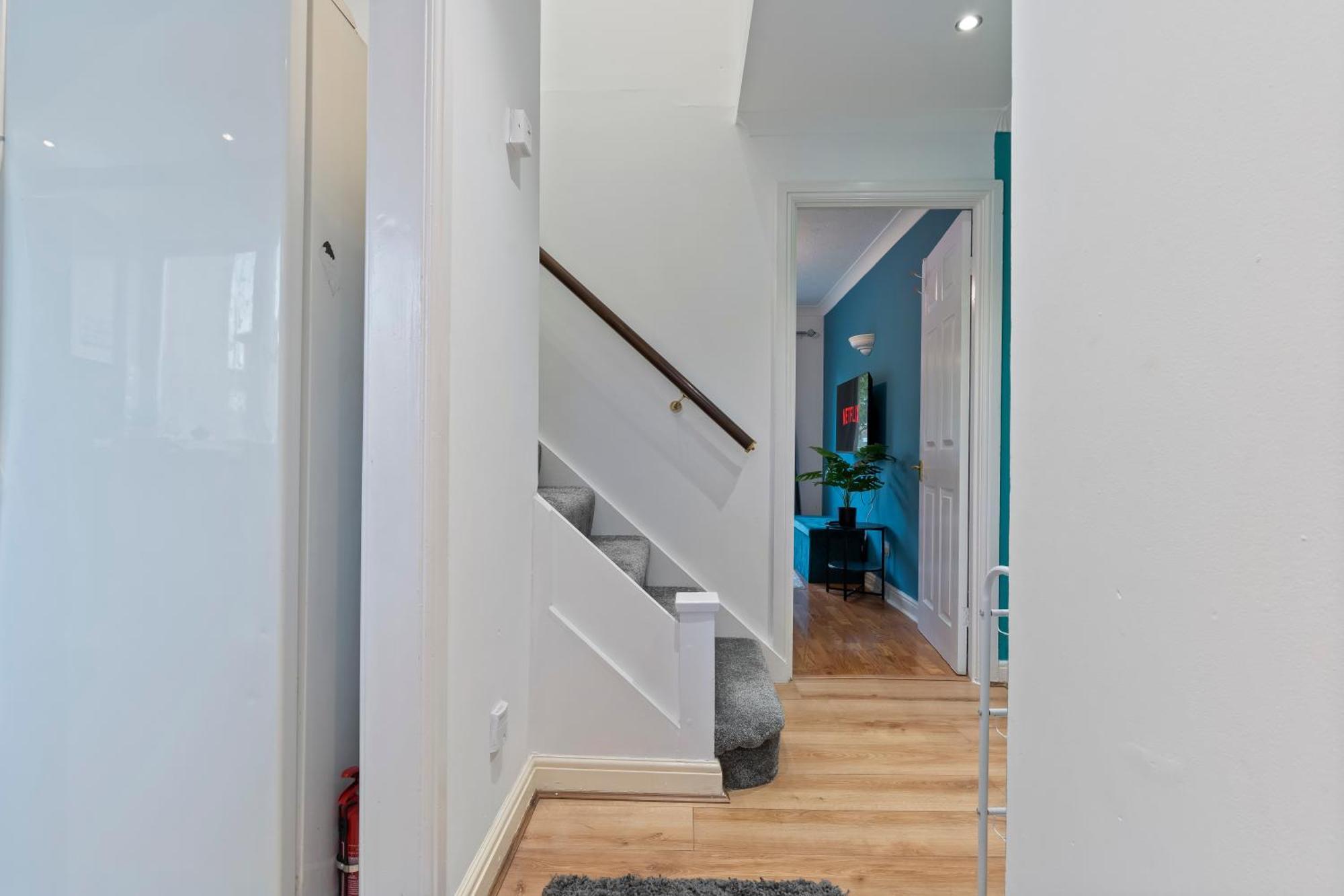 Lovely 4Br House In The City With Parking Casa de férias