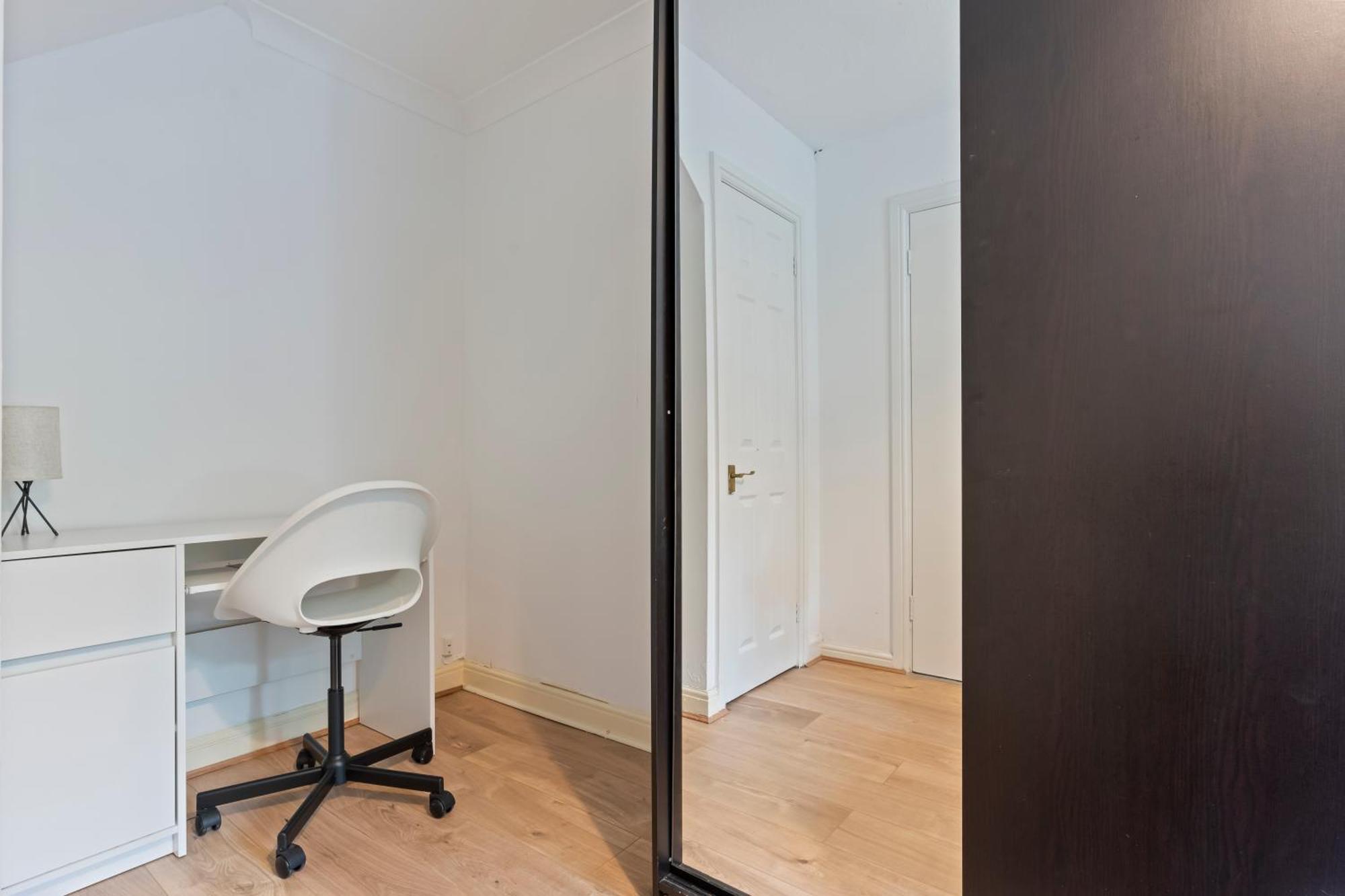 Casa de férias Lovely 4Br House In The City With Parking Londres