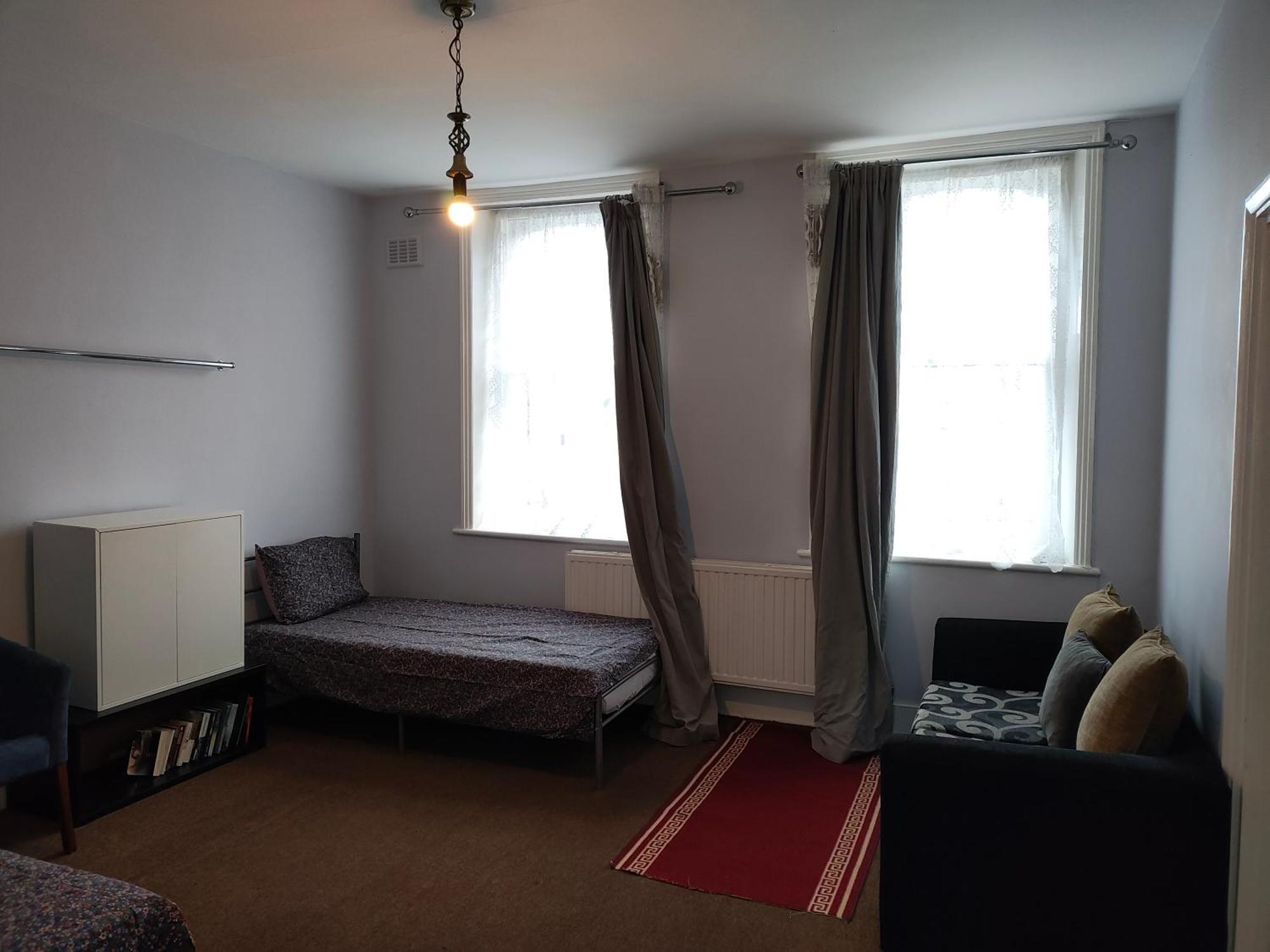 The Highbury & Islington 2 Single Beds * London