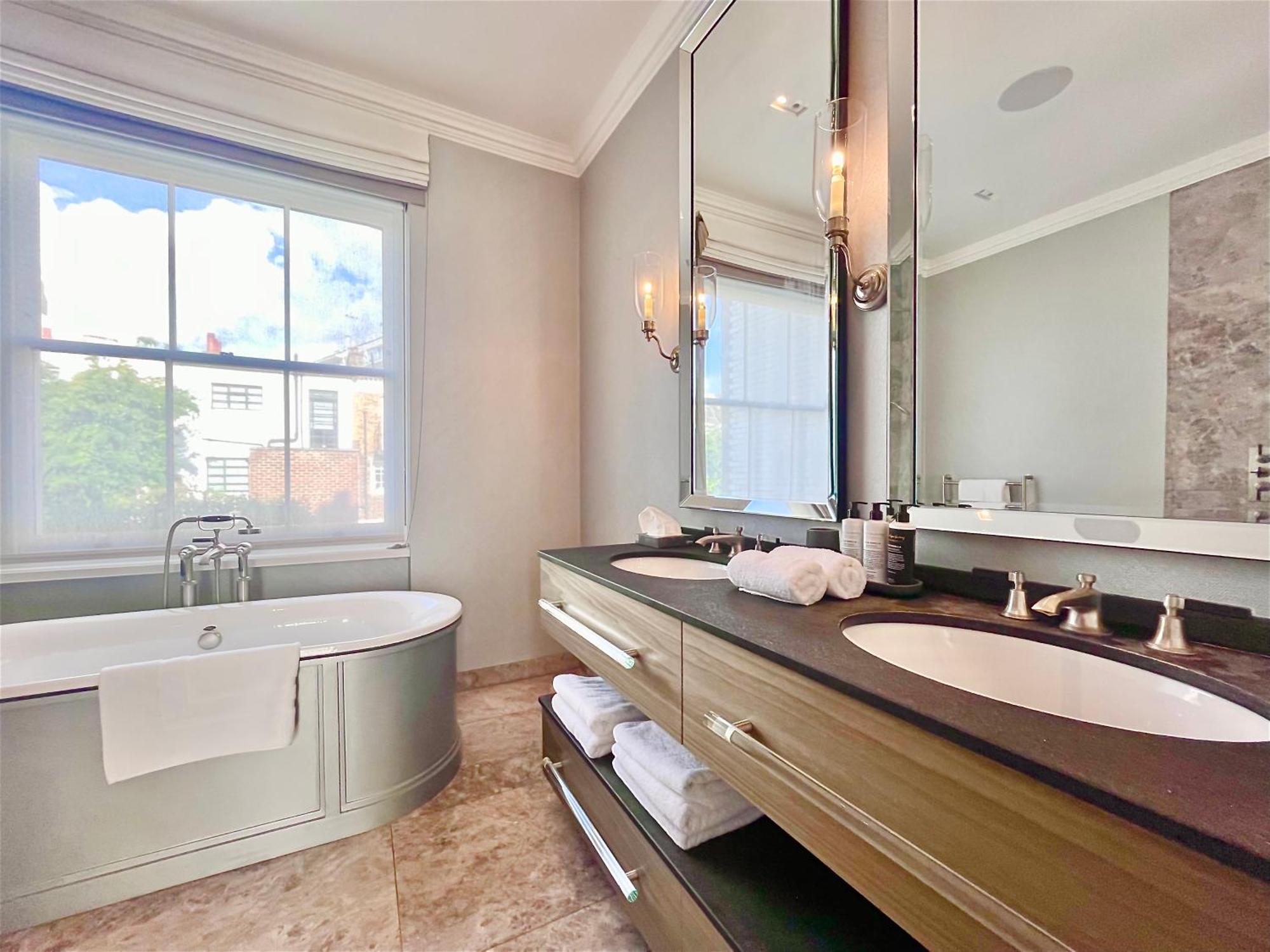 Luxury 4 Bedrooms 5 Baths 2 Receptions Family House With Garden Chelsea * Londres