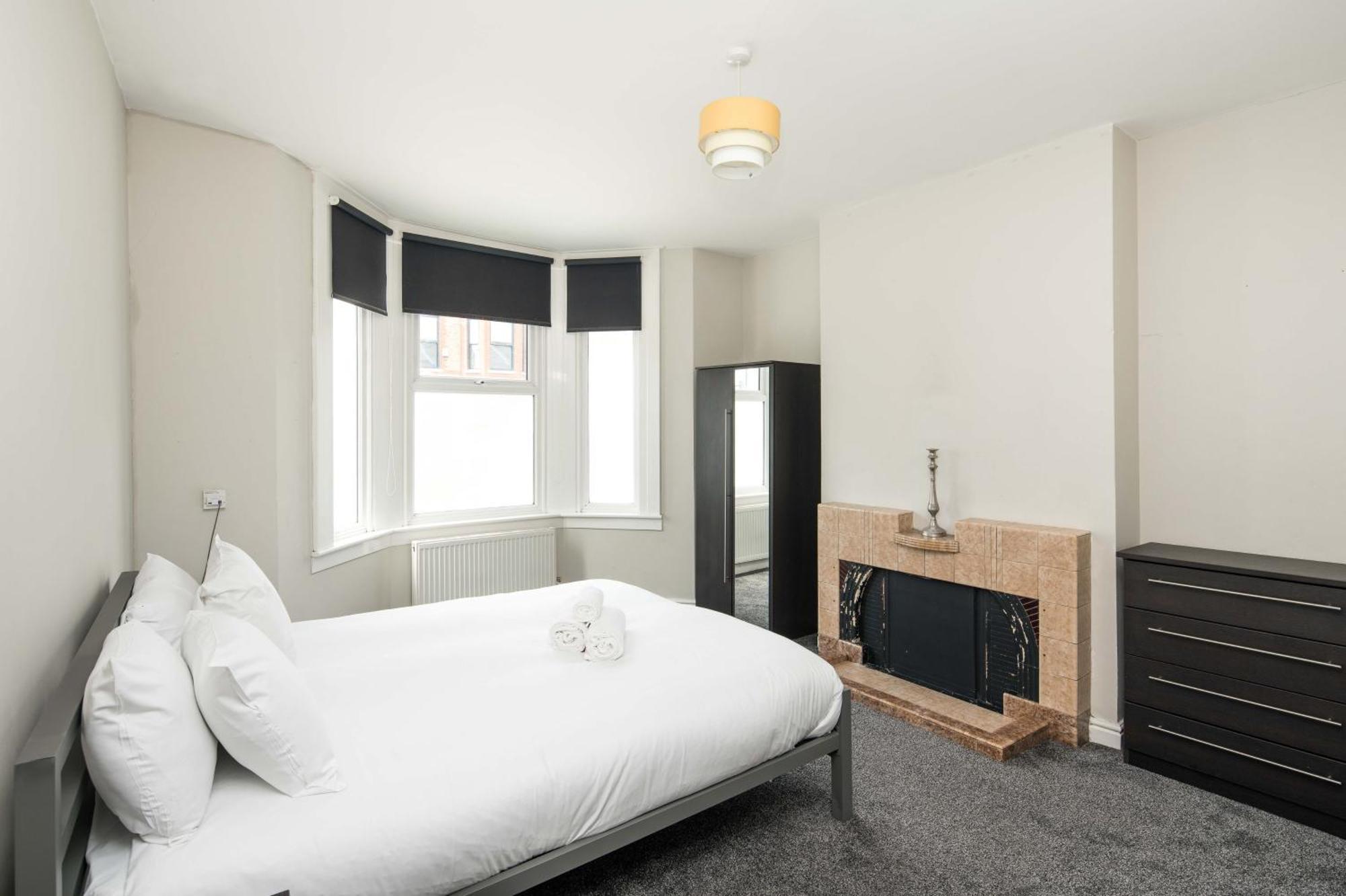 Charming Brixton Flat With Patio & Modern Comforts