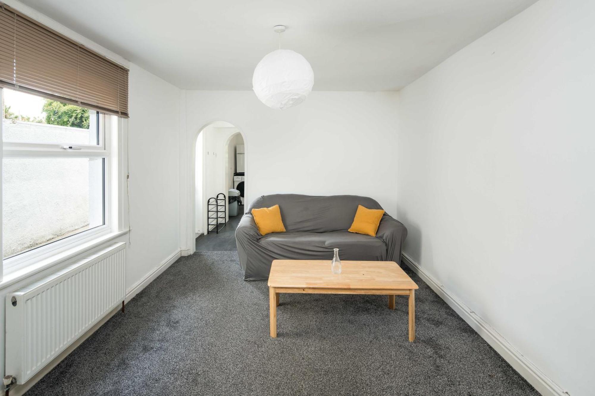 Charming Brixton Flat With Patio & Modern Comforts * London