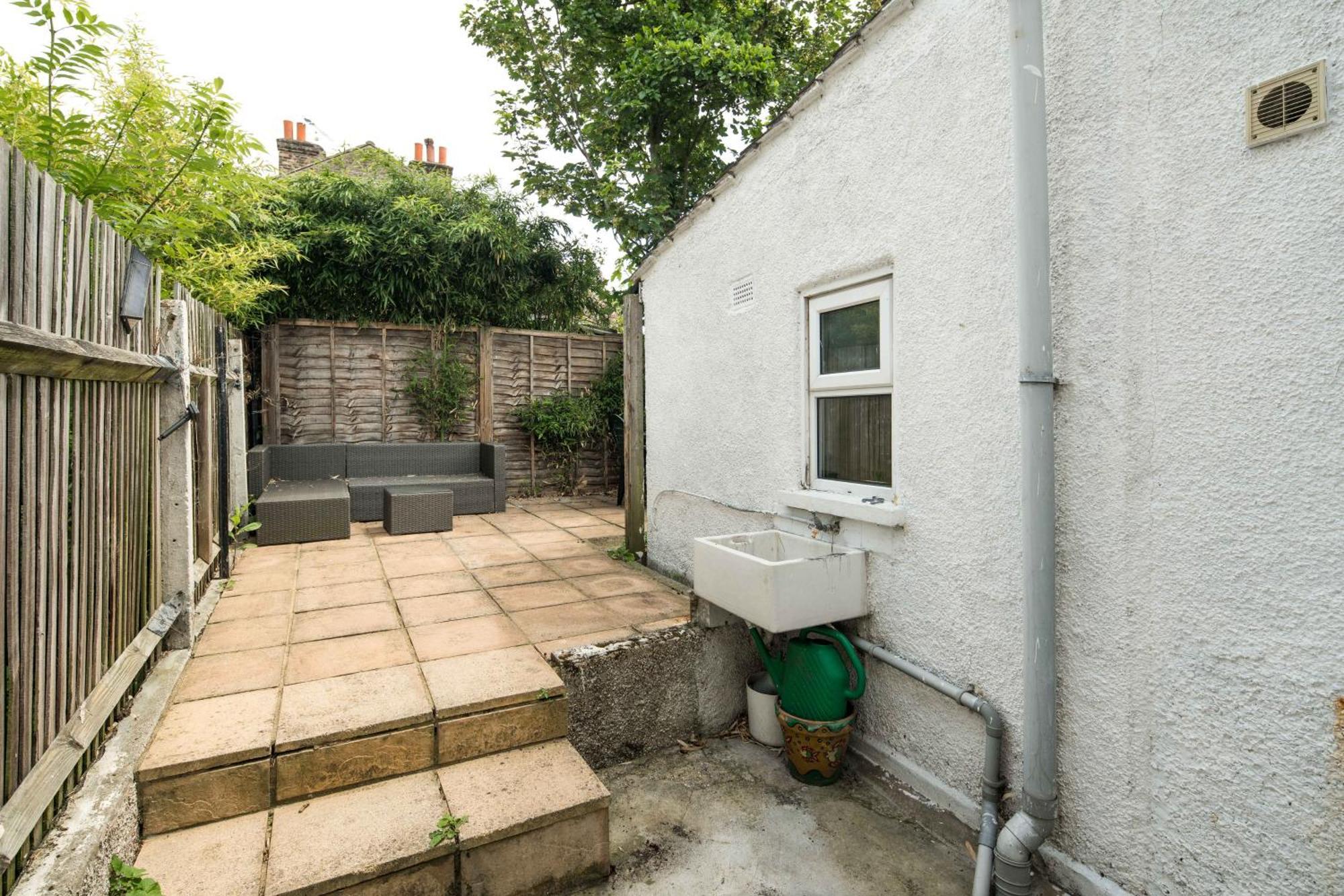 Charming Brixton Flat With Patio & Modern Comforts
