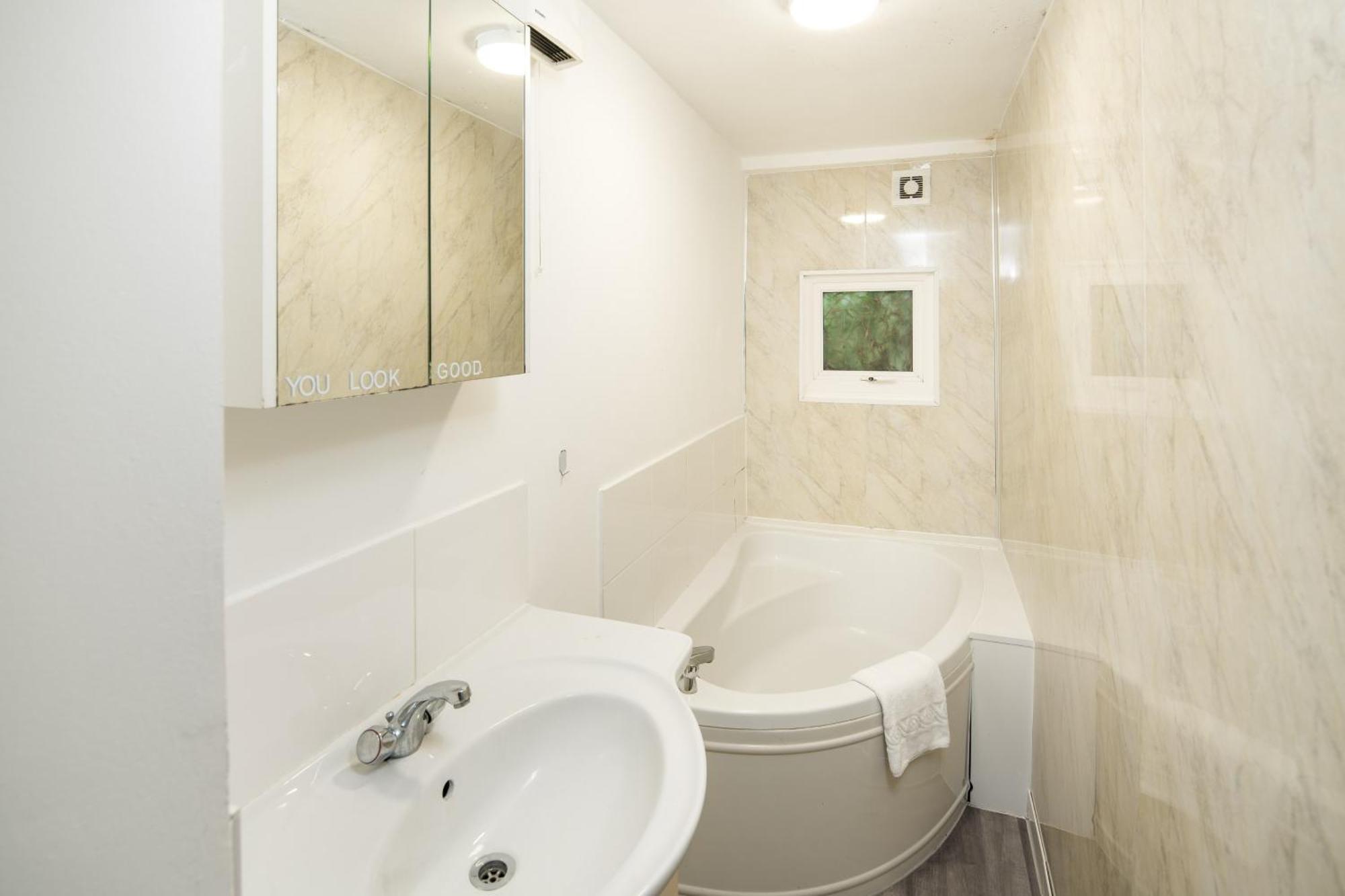 Charming Brixton Flat With Patio & Modern Comforts * London
