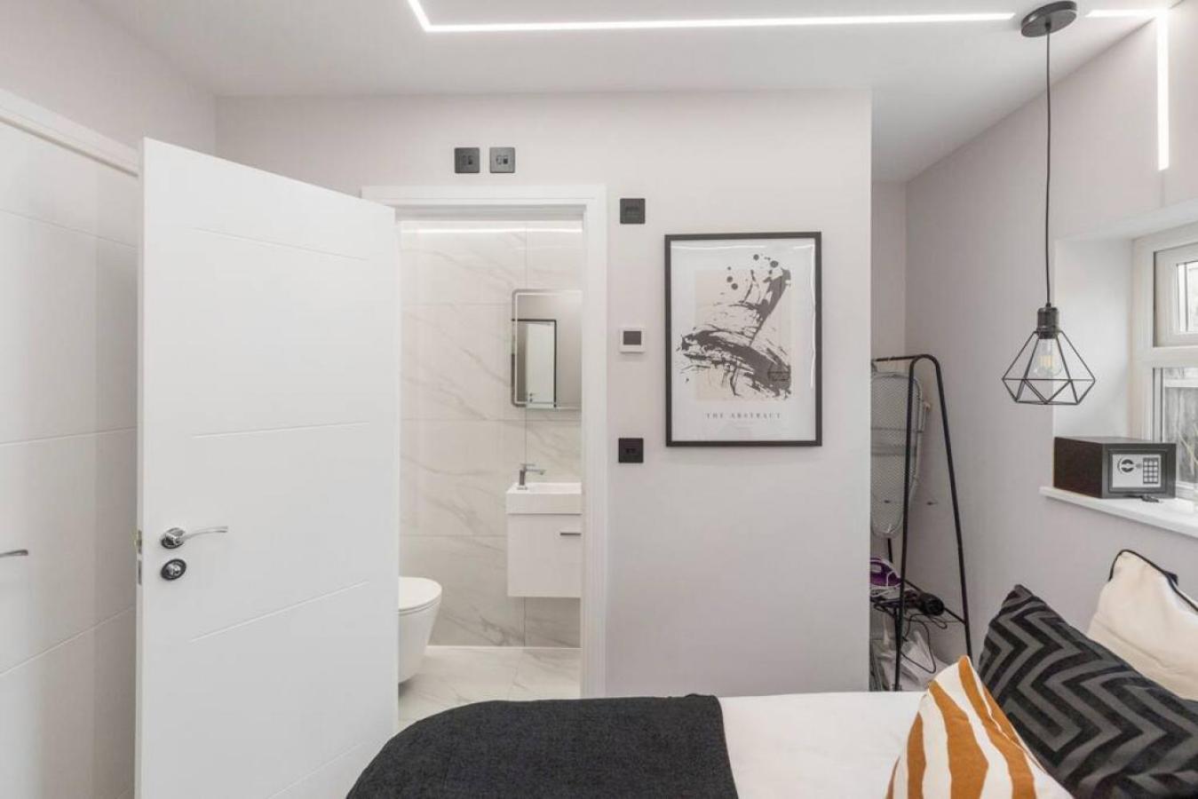 Robins - Brent Cross Apartment London