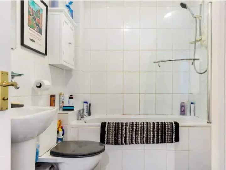 Apartment In E15 *