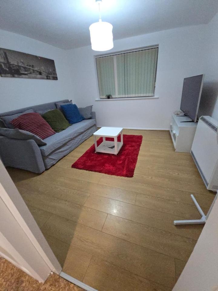 Apartment In E15 *