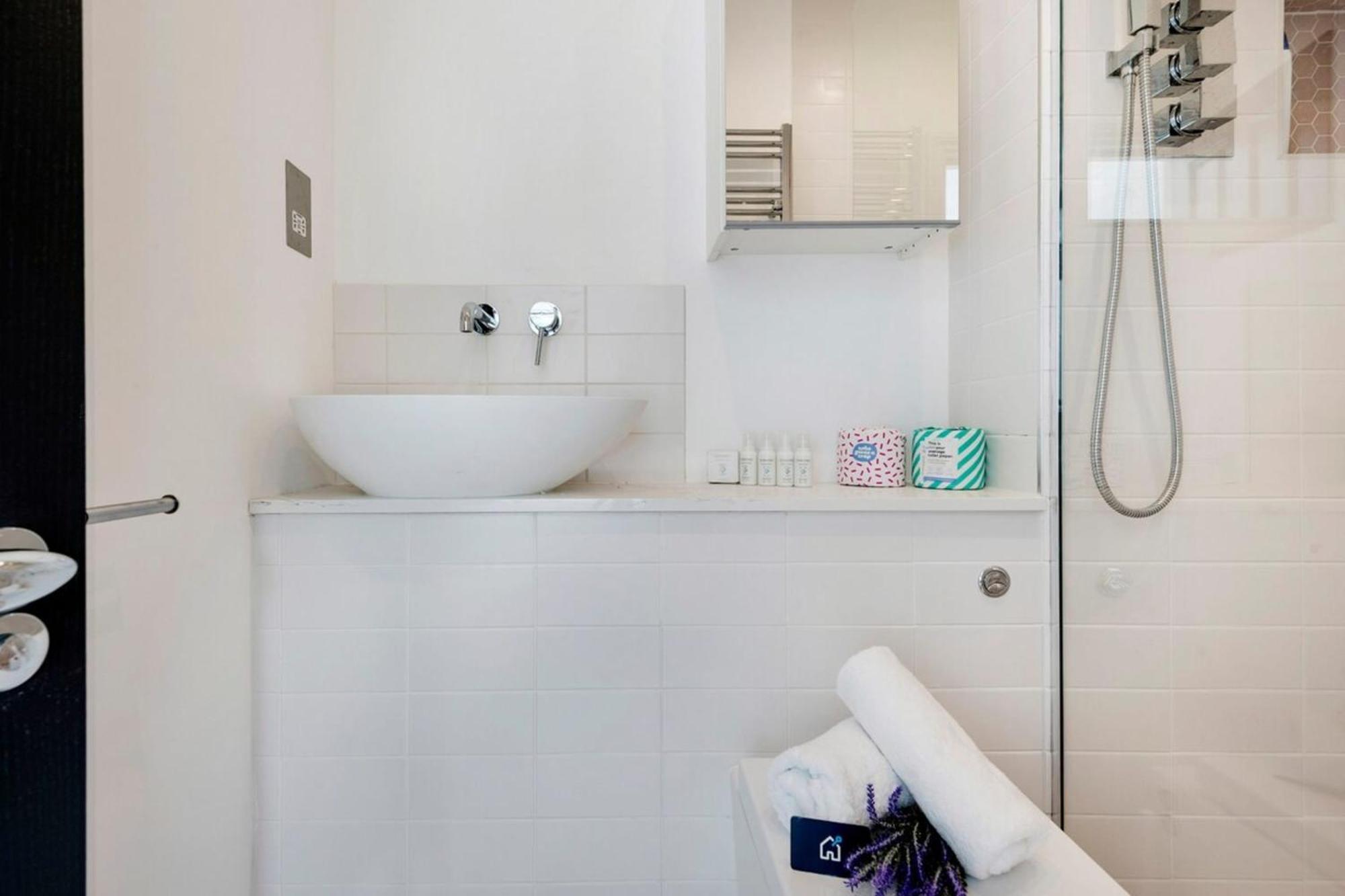 Modern And Bright Highgate Gem Apartment