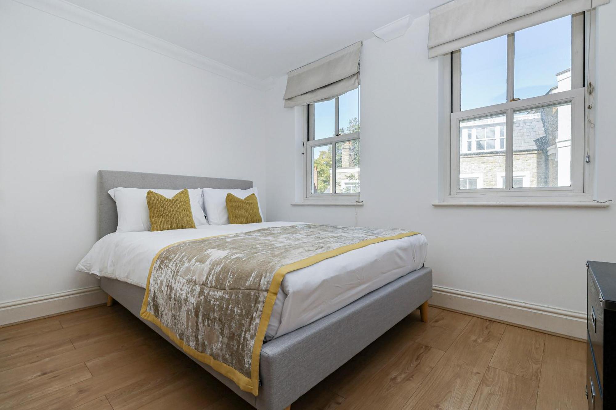 Two Bed Two Bath Kensington Apartment *