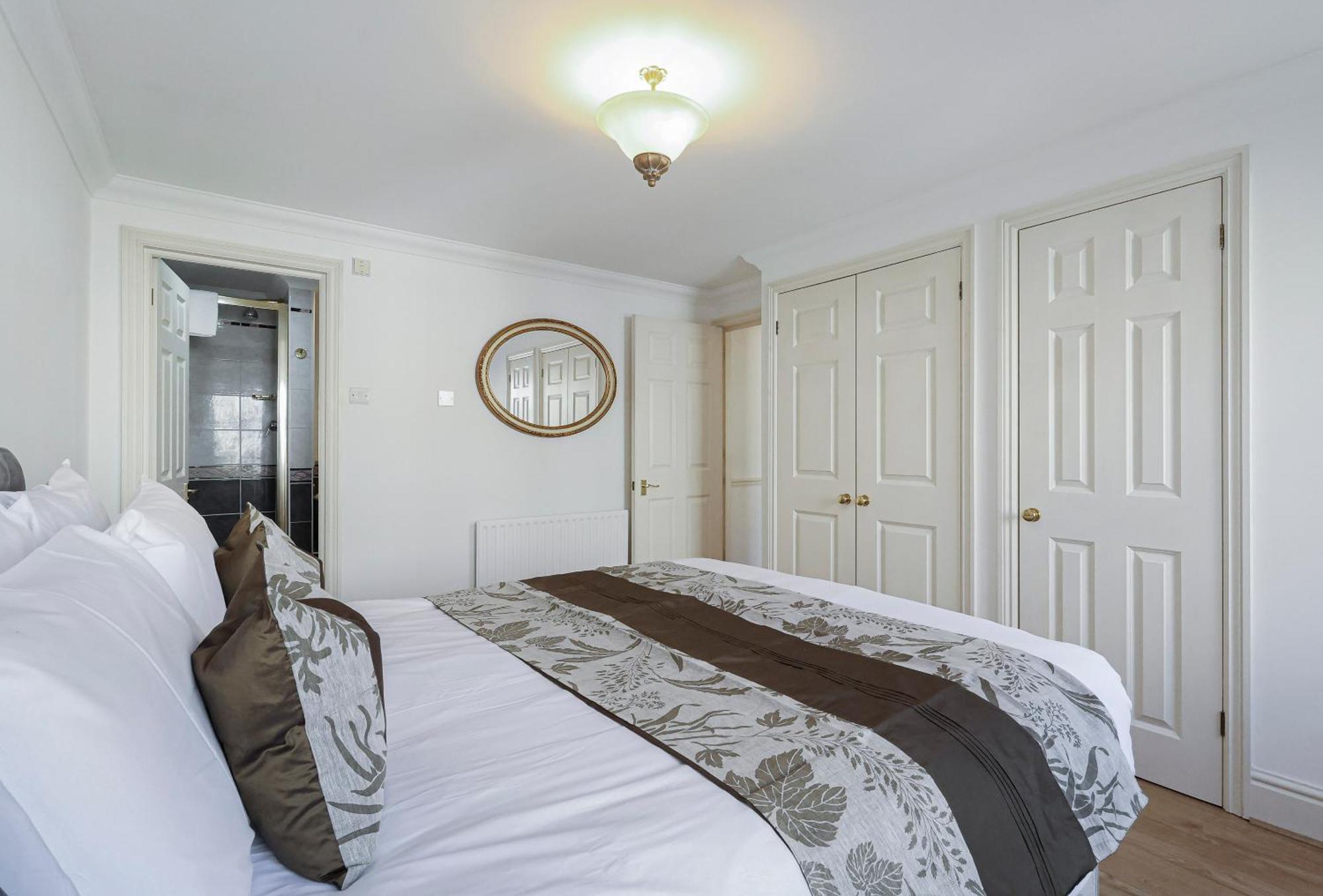 Two Bed Two Bath Kensington Apartment *