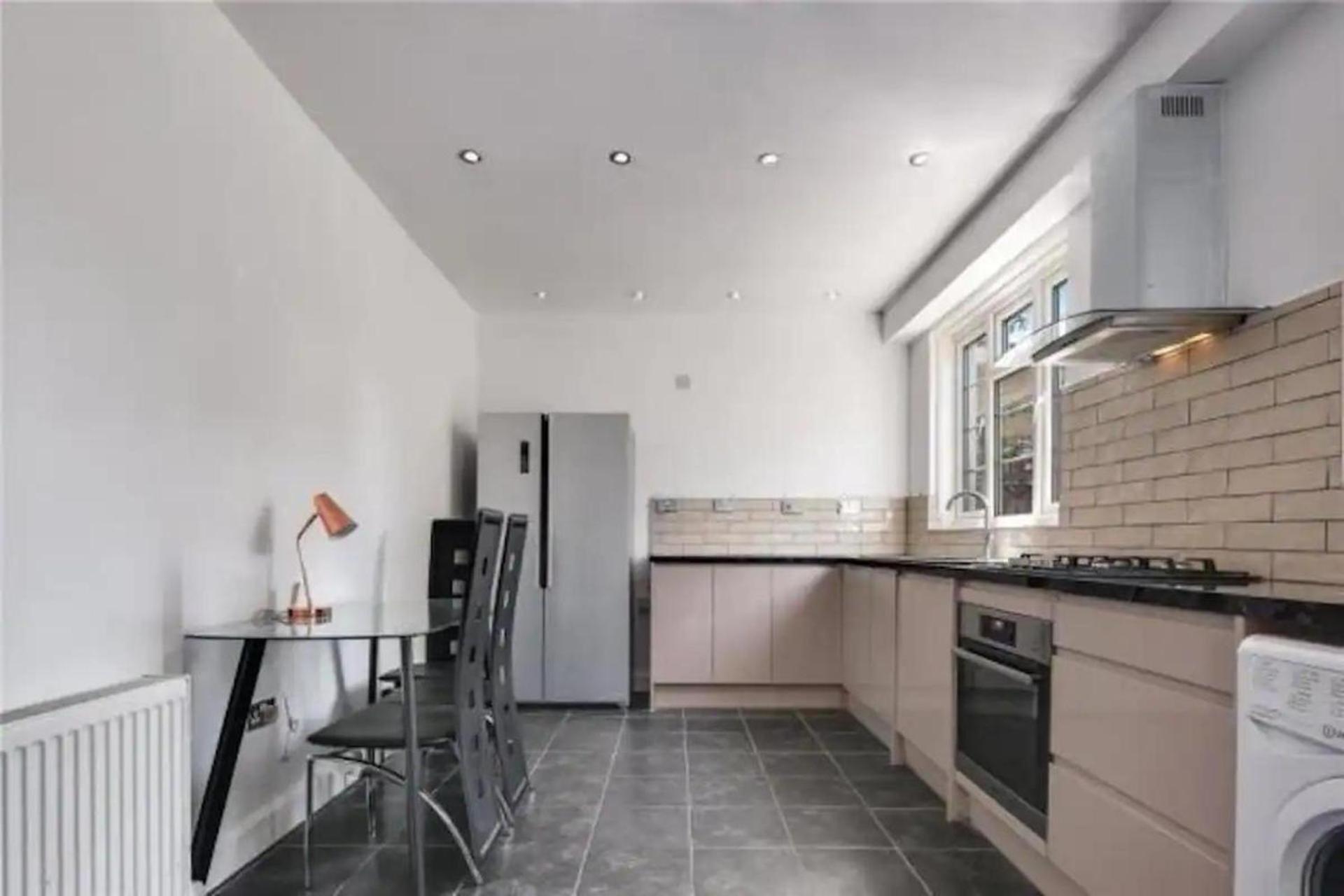 Limehouse Townhomes-4 Bedrooms 3 Bathrooms Garden Apartment *