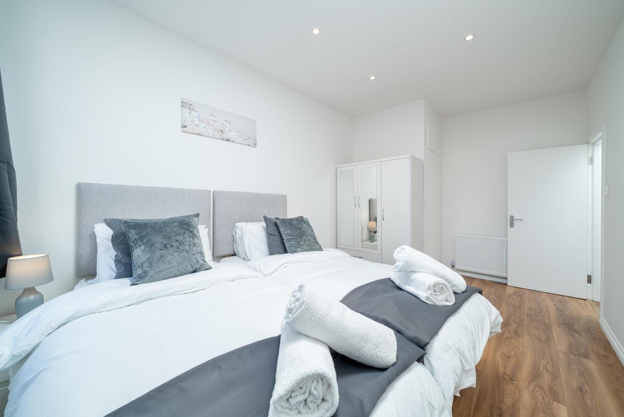 Exquisite 2 Bed Near Excel & 02 Arena With Parking *