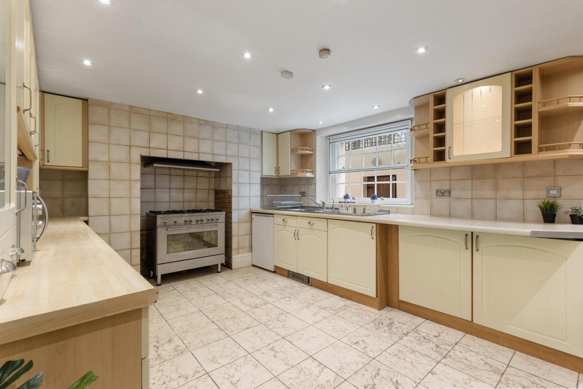 Parea Living - Spacious 4 Story House, Families, Big Groups Apartment *