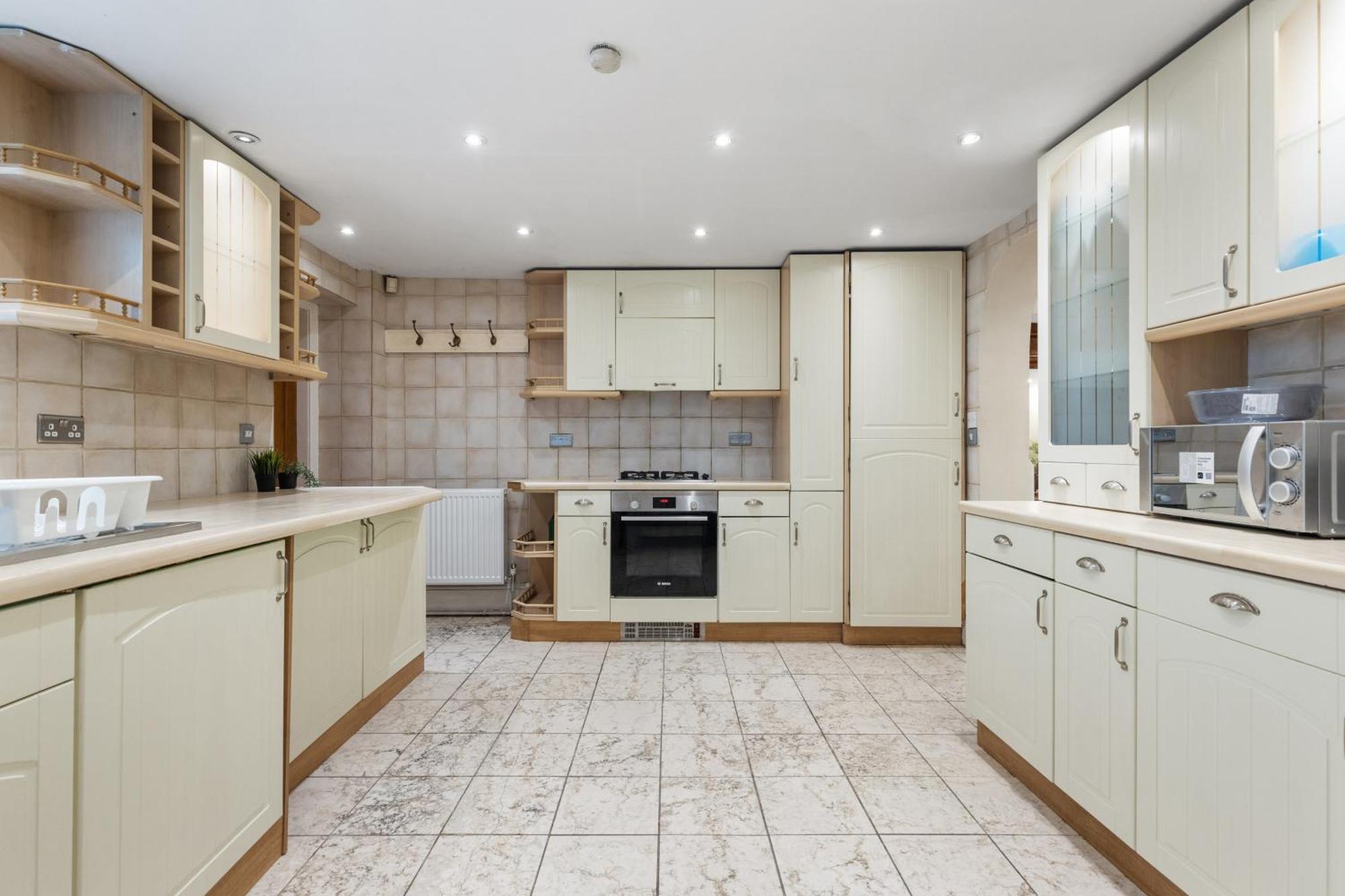 Parea Living - Spacious 4 Story House, Families, Big Groups London
