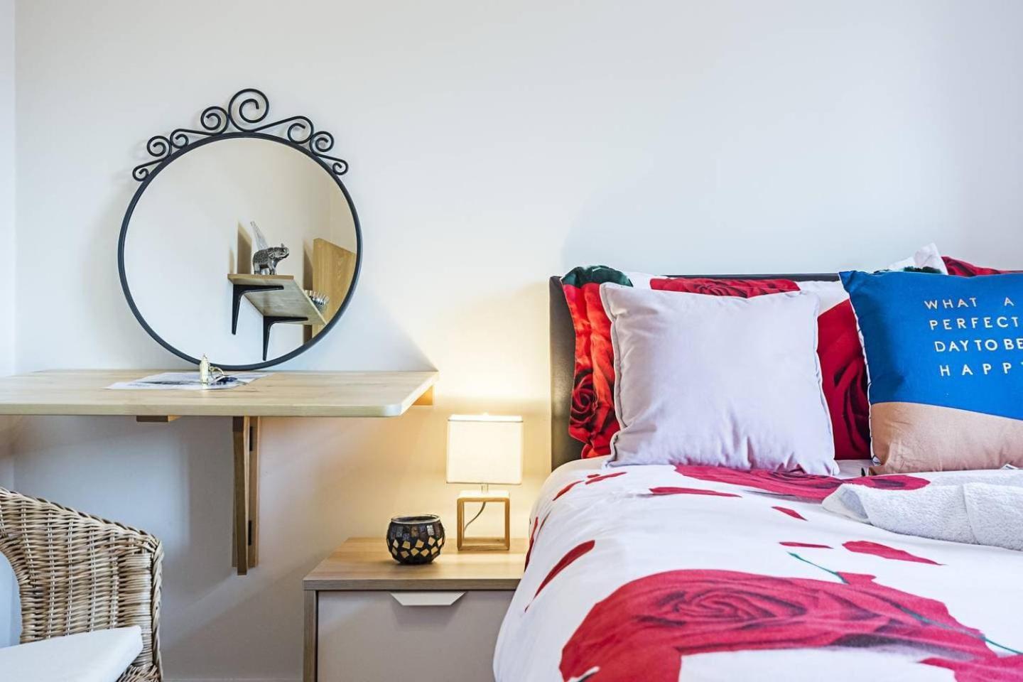 Private Homely Bedroom In Kensington R1