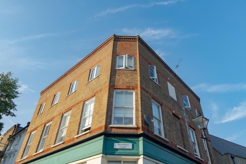 1 Bedroom Beautiful Victoria Park Apartment London