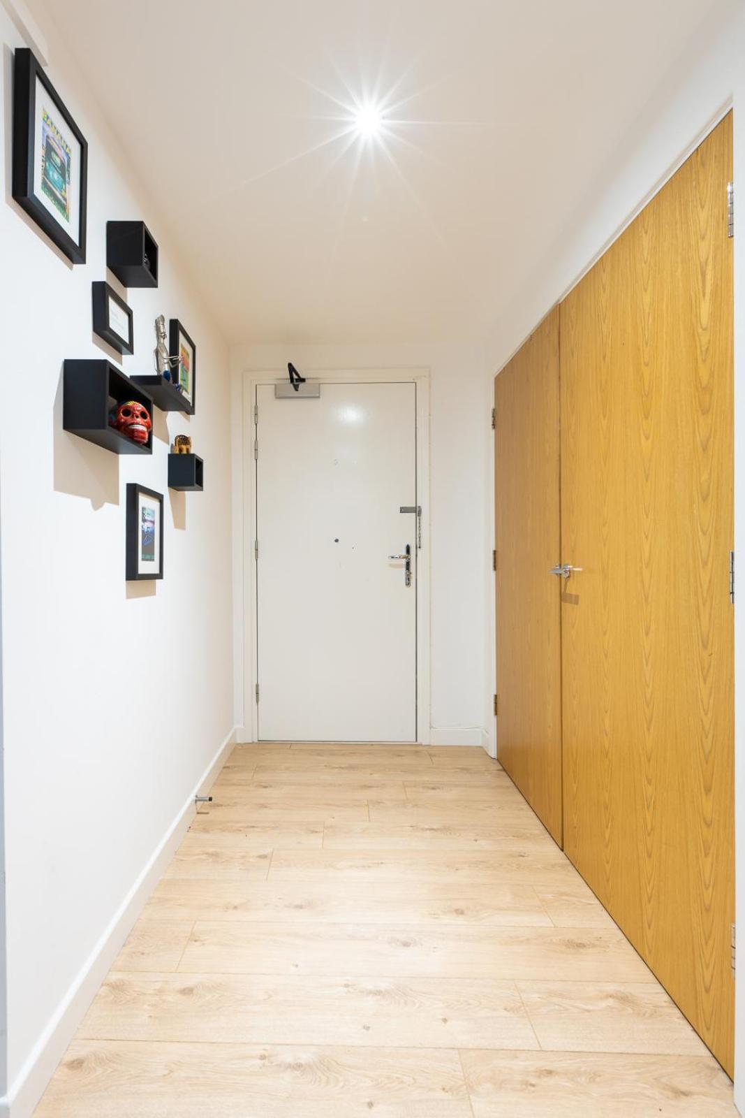 Modern 2bd Flat Near Victoria Apartment London