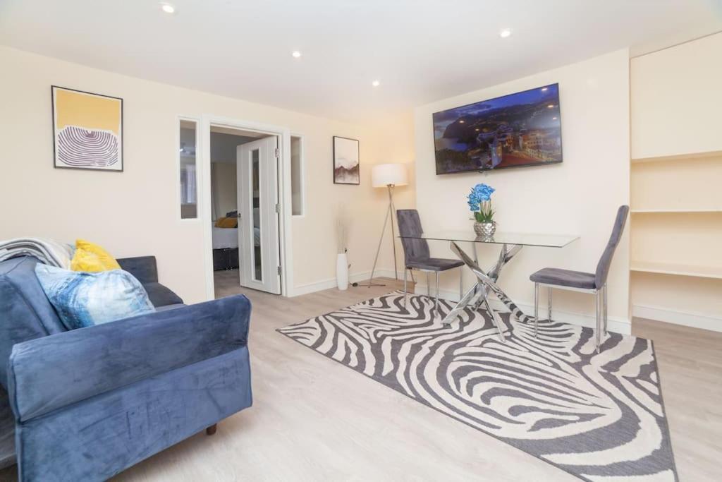 Apartment Modern 1 Bed Apartment, Own Garden! *