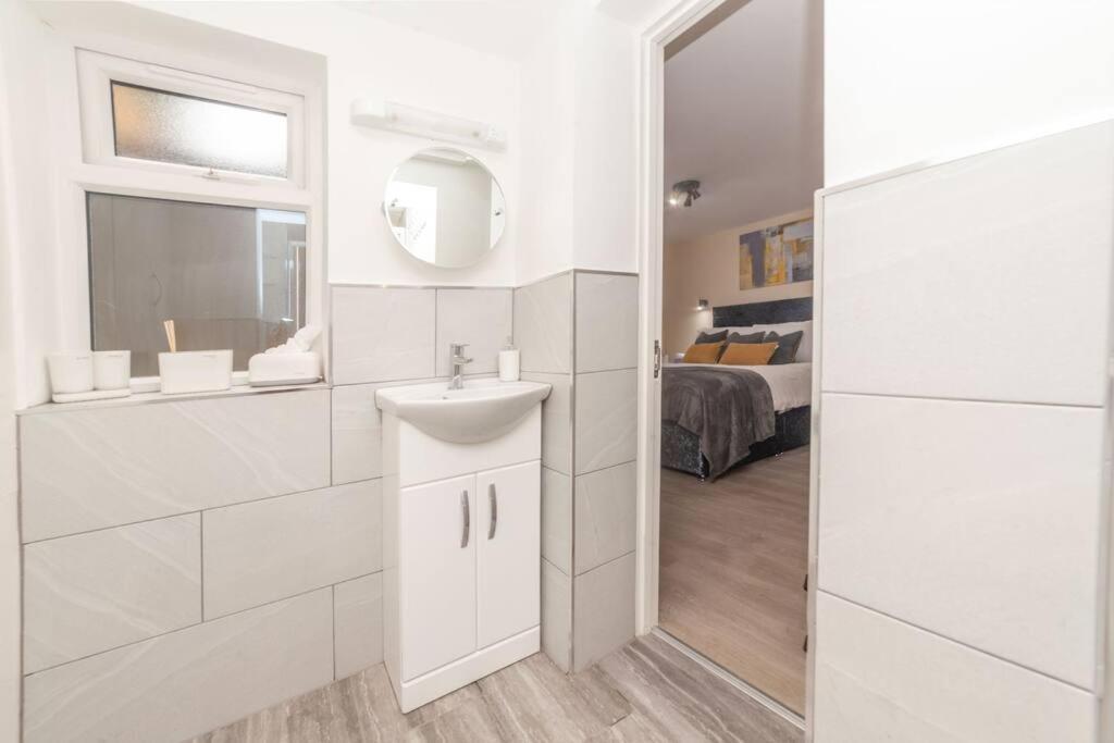 Modern 1 Bed Apartment, Own Garden! * London