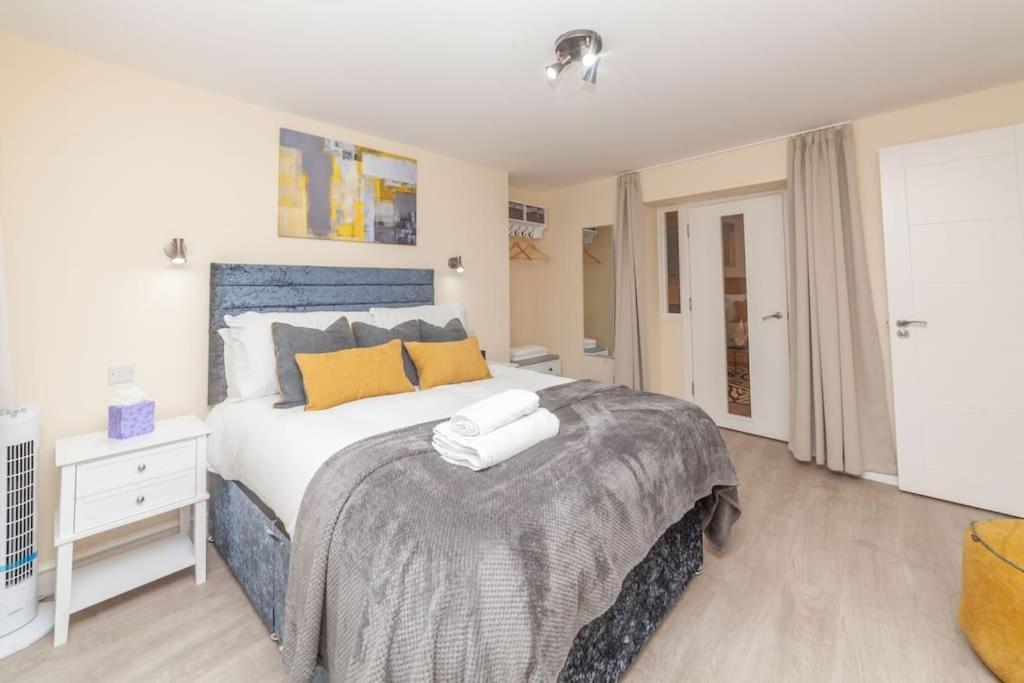 Modern 1 Bed Apartment, Own Garden!
