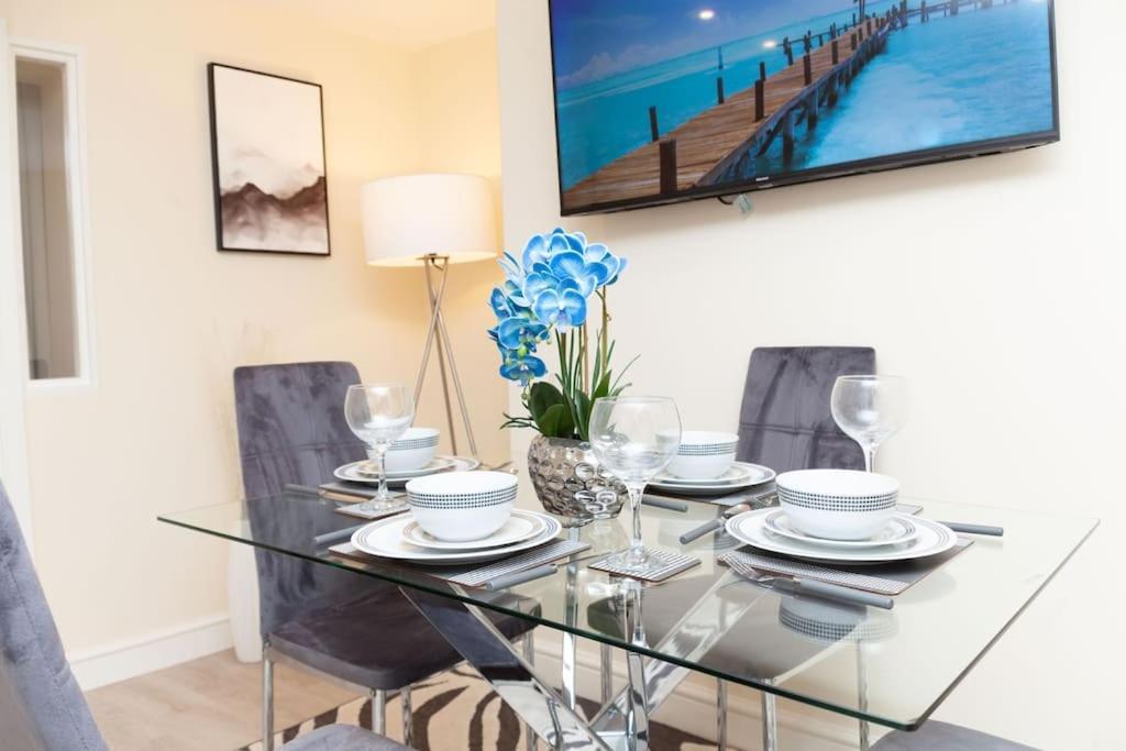 Modern 1 Bed Apartment, Own Garden! * London
