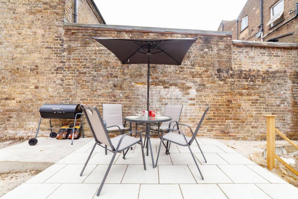 Modern 1 Bed Apartment, Own Garden! London