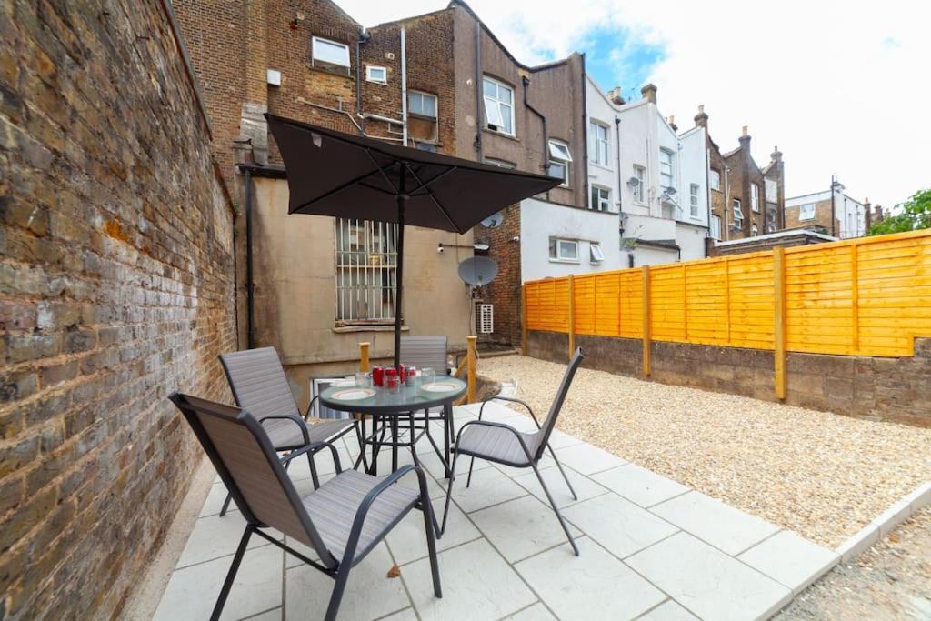 Apartment Modern 1 Bed Apartment, Own Garden! London