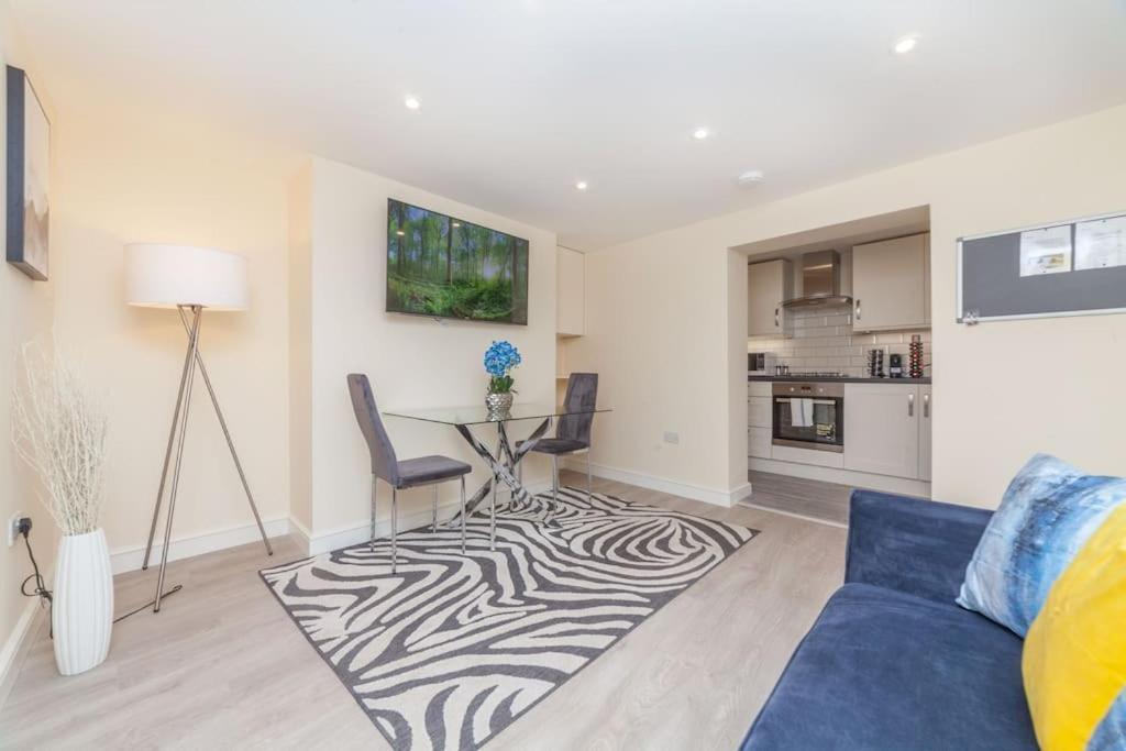 Modern 1 Bed Apartment, Own Garden! London