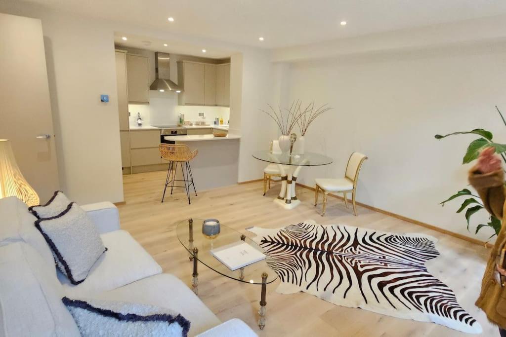 Apartment Stylish New 2 Bedroom *