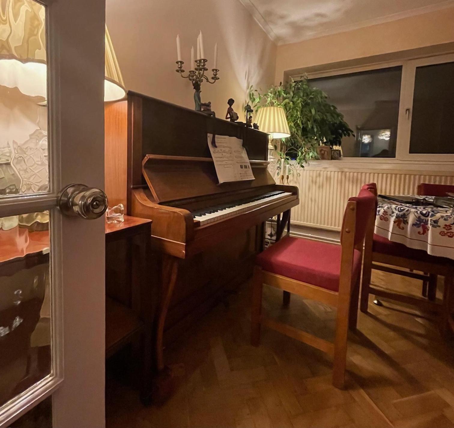 Large Double Bedroom 10 Minutes To Guest house