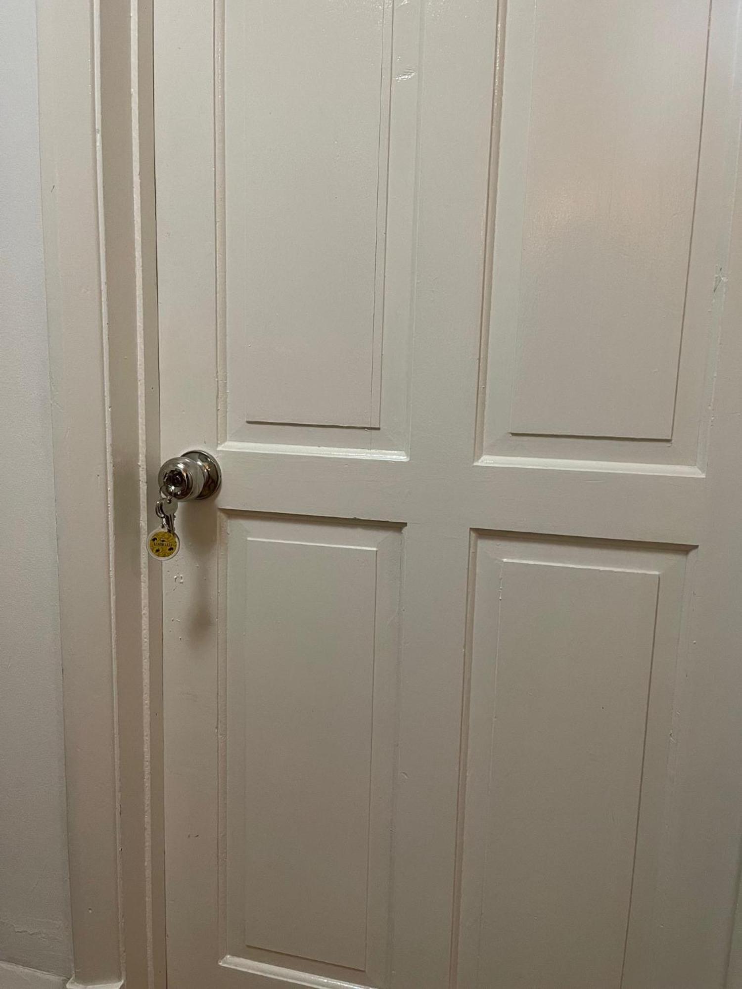 Large Double Bedroom 10 Minutes To Guest house *