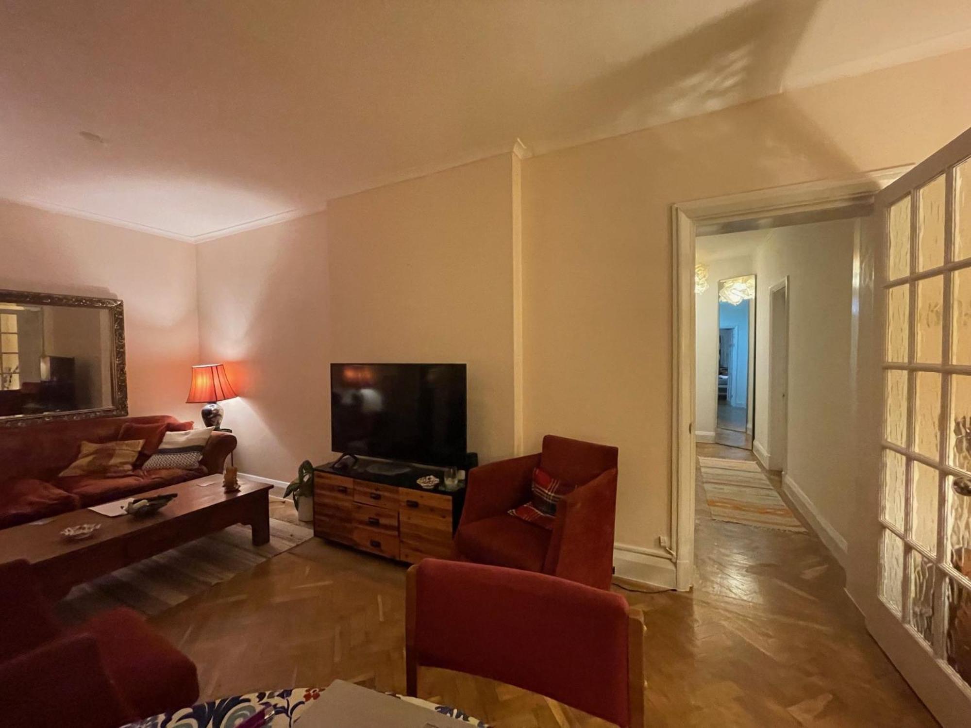 Large Double Bedroom 10 Minutes To Guest house *