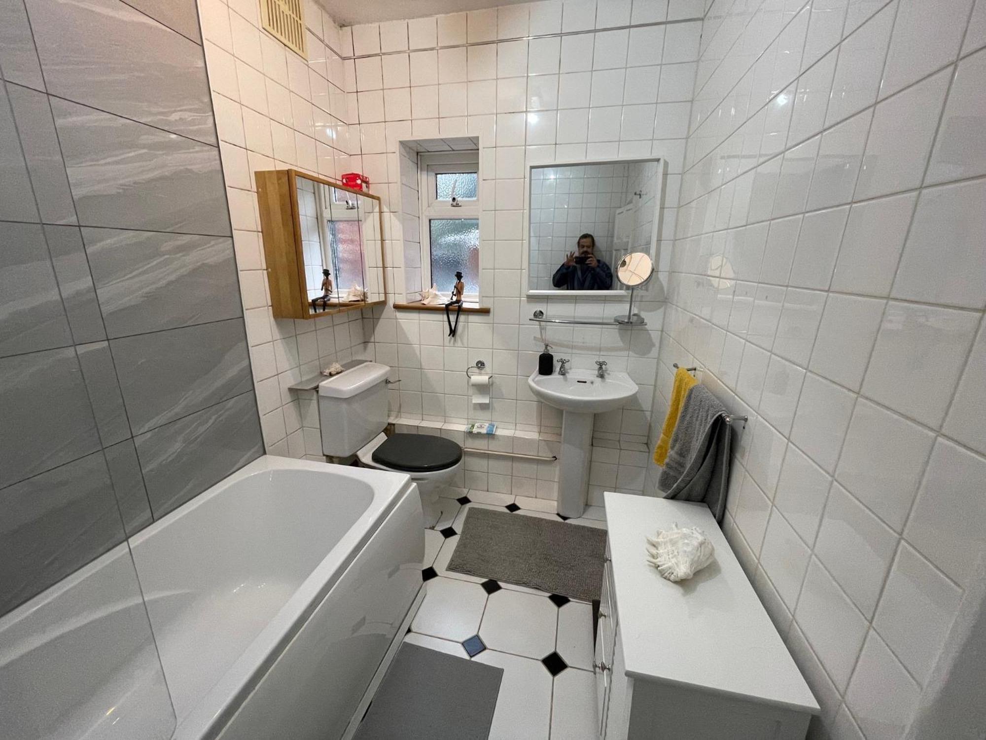 Large Double Bedroom 10 Minutes To Guest house *