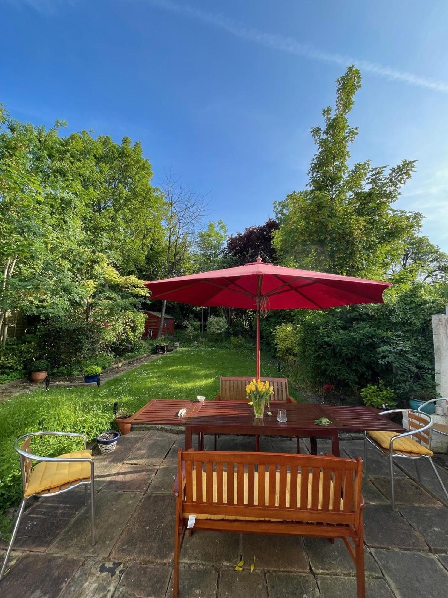 Large Double Bedroom 10 Minutes To *
