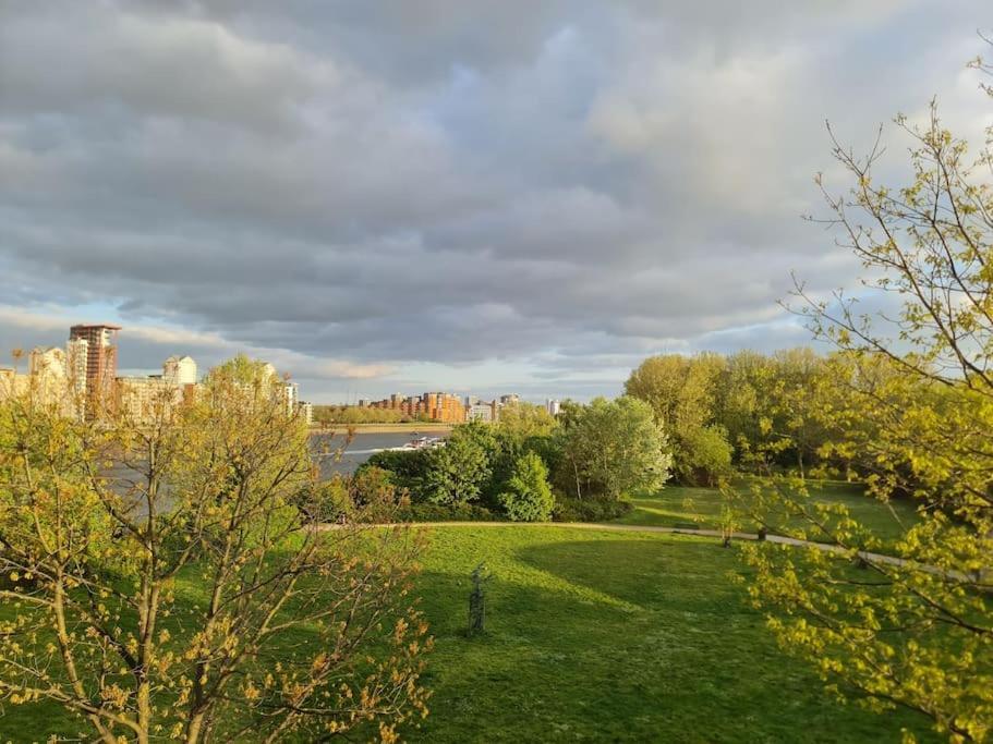 Pad On Thames * London