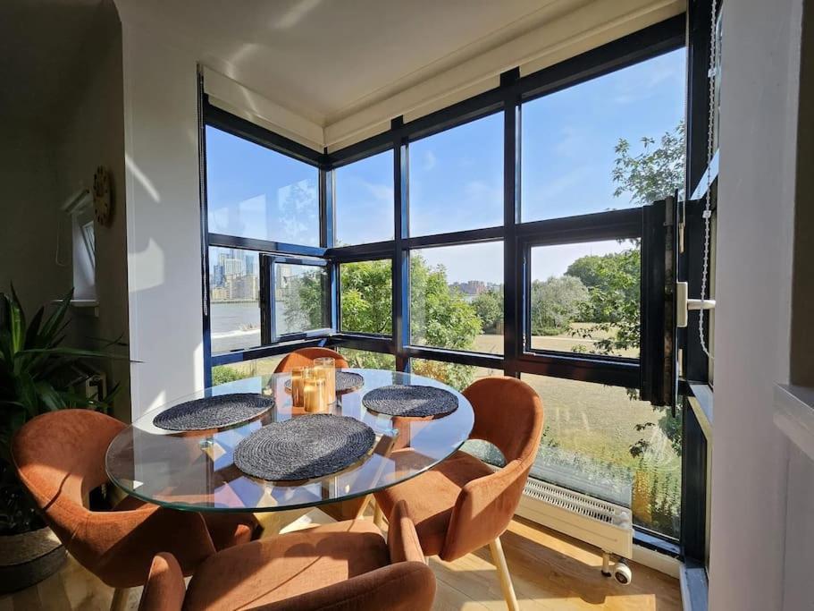 Pad On Thames Apartment