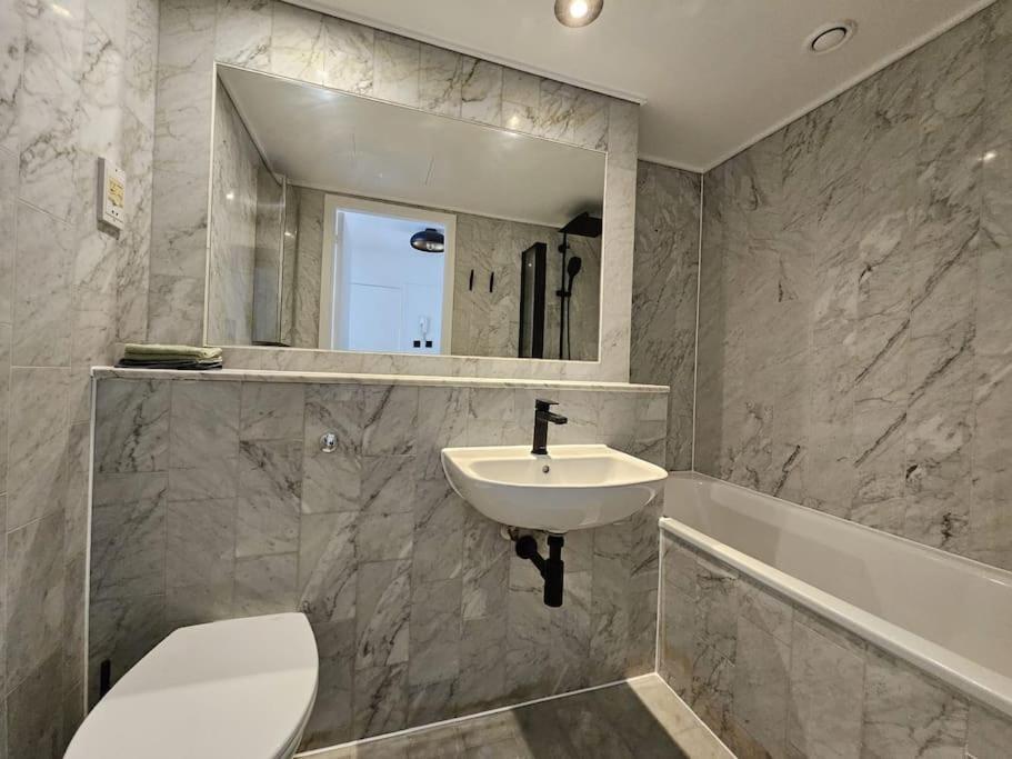 Pad On Thames Apartment